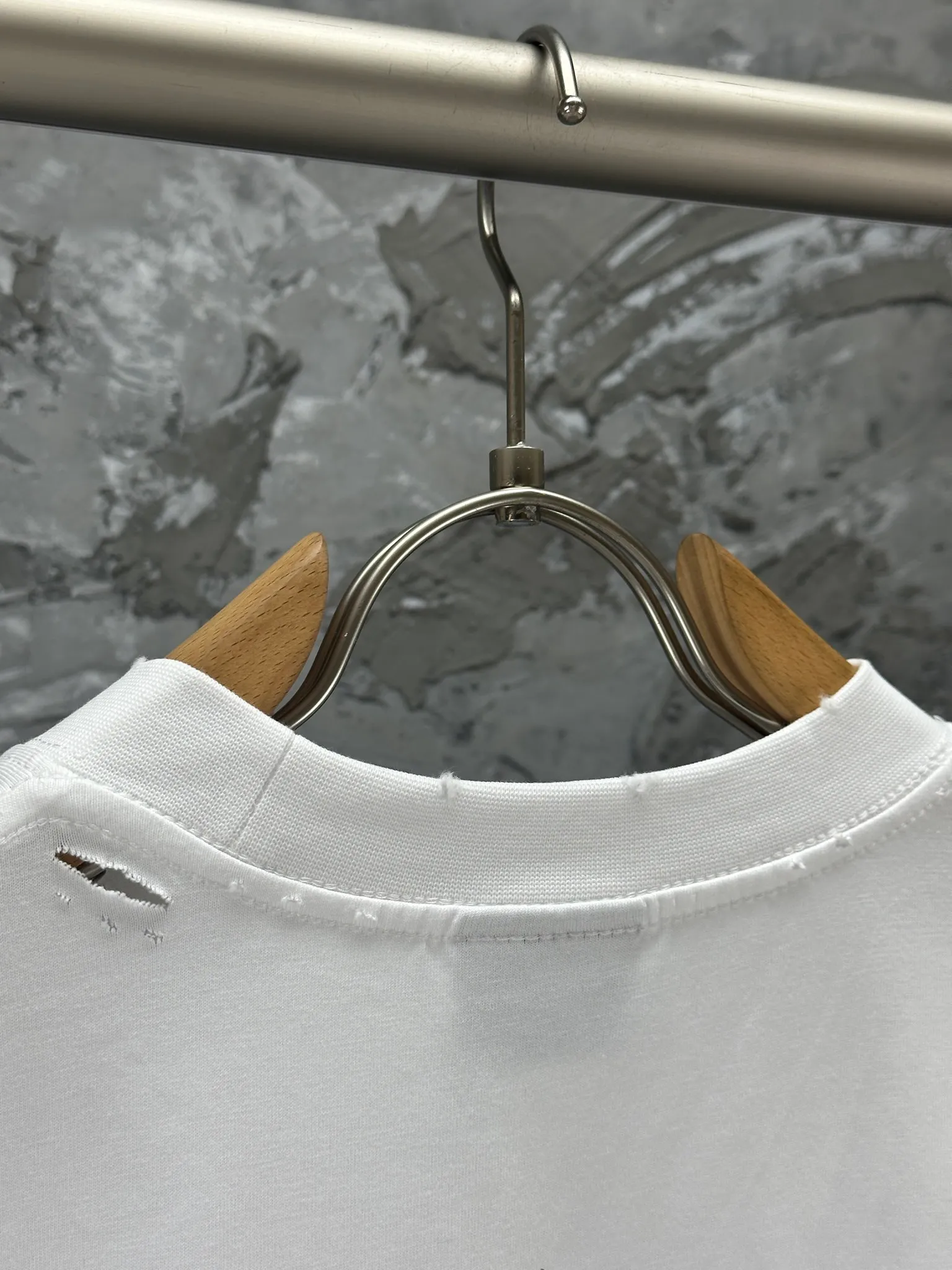 🅿️250 BALENCI*GA Paris tape series printed washed distressed long sleeves. The fabric is made of 280g Paris-specific double yarns*high weight 1:1 double yarn rib. The front and rear panels are made of imported Kornray machine direct-injection printing technology. Distressing + multi-position cutting and wear-making process. Two high-temperature shaping washes. os dropped shoulders and loose version. Same style for men and women -Color: off-white, iron gray, burgundy, green, black blue, fog blue -SIZE: XS S M L style number 8602#