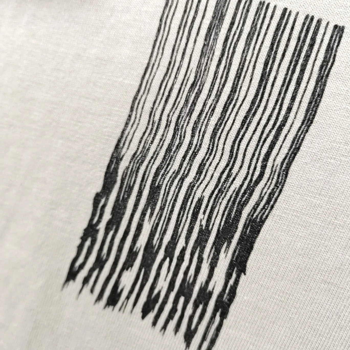 [New] Top tested version ★Balenciaga's latest barcode twisted blurred letters couple style pure cotton loose short-sleeved T-shirt. A T-shirt that I love at first sight, barcode letter print. Don't underestimate this style, it is definitely not easy to restore this print to 100%! The twisted letter gradient goes from dark to light through 6 to the color block. The lightest color is close to the cloth color. It is very difficult to master. If you are not careful or the direct printing machine is uneven, it will cause uneven color and shape printing transition. The upper body is perfect, the same style for men and women, it can be paired with sports pants or jeans 🉑 Selected 32-woven pure cotton double yarn fabric, 280 high gram weight, top-notch workmanship! The details are perfect! Quality absolutely guaranteed! The clothes are well proportioned! The wiring is neat! Original same cylinder thread! High quality printing, simple and classic! Perfect praise! High-quality excipient packaging, complete with three standards! Size: XS-L Color: Gray Black White P:250