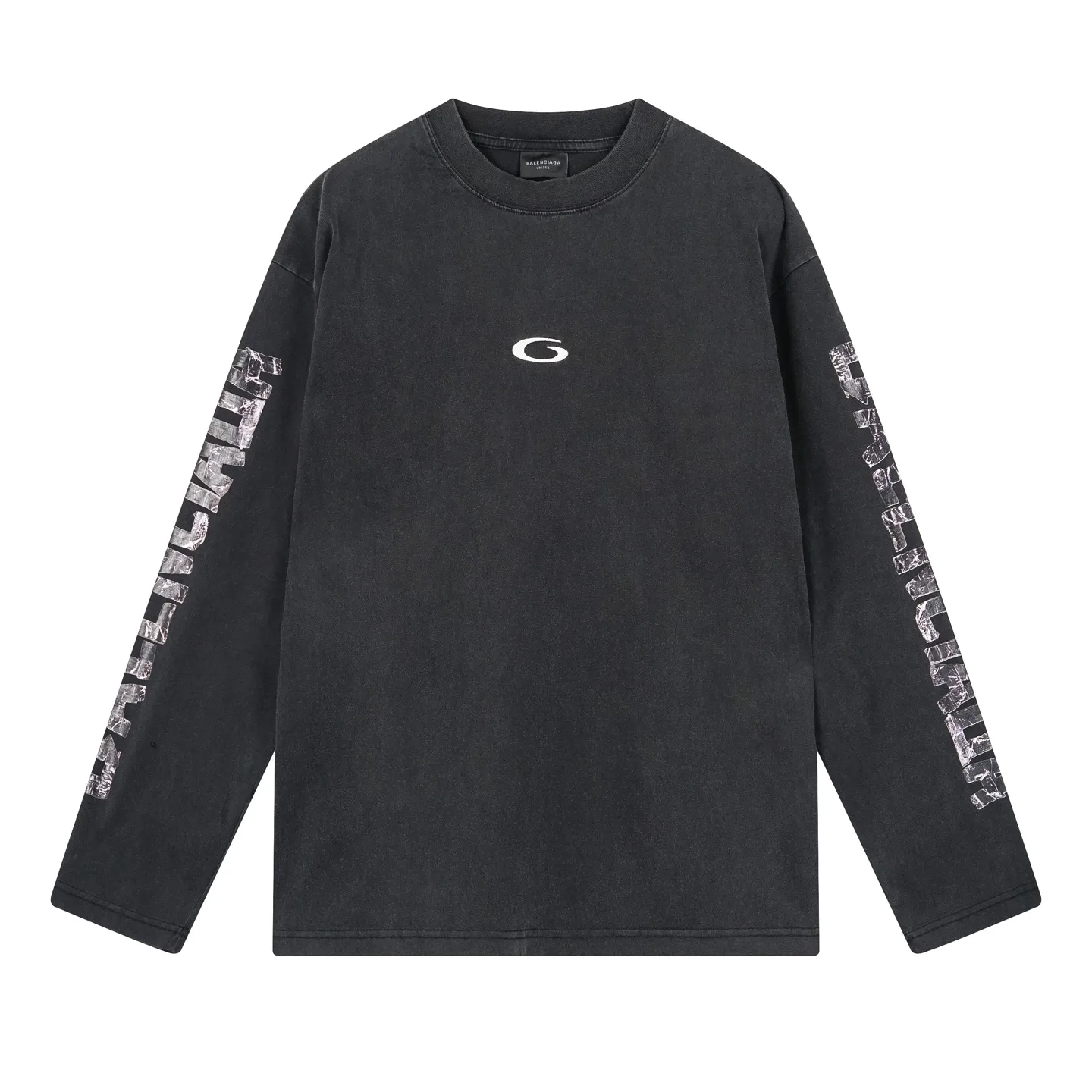 🅿️230 Detailed picture [Top version. Official website quality] BALENCI*GA/Paris.25ss latest model. Masking tape computer direct printing. LOGO embroidery on the chest, ready-to-wear washed and distressed long-sleeved T-shirt. Brick cabinet synchronization. The fabric is made of Paris ZP custom-woven and dyed 100% cotton double yarn compact cotton. The weight is 260 grams, the cloth surface is clean. The cloth pattern is clear, soft and comfortable, and the thread is dyed with no color difference. The classic pattern is printed using computer direct printing. The front chest is embroidered using a computerized embroidery machine. The letters are clear and the effect is three-dimensional. Restored brick cabinets. Ready-made clothes washed and aged. Produced by ultra-heavy craftsmanship, the market currency is very different, welcome to compare. The version adopts OS loose shoulder design. The same style for men and women. Code: BL255093 Color: Washed Black Size: XS S M L