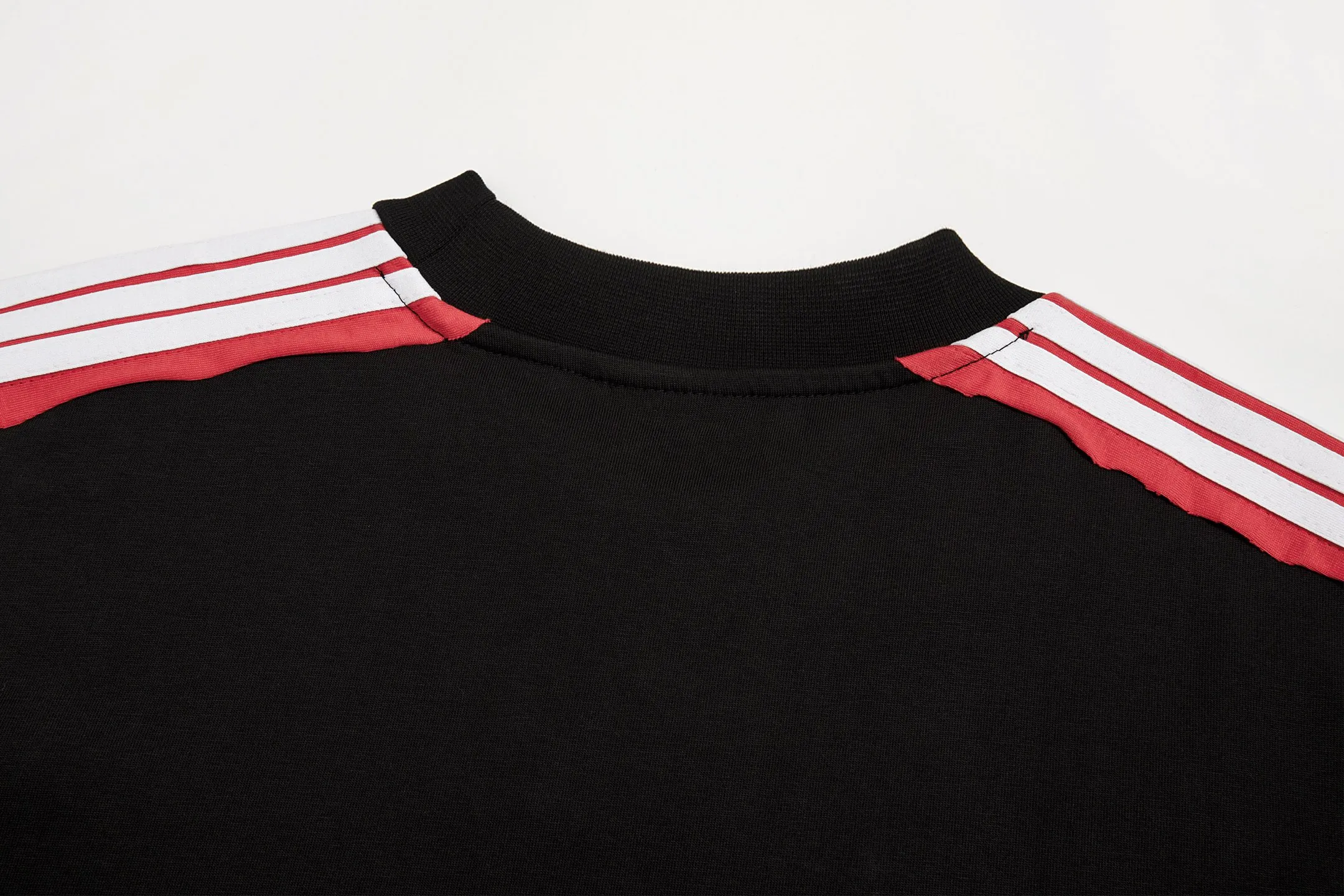 🅿️180 9200# Detailed picture Top version [[BALENCIA*GA] official website quality Paris new raglan sleeves color matching. Tie strips. Classic LOGO short-sleeved T-shirt embroidered on the front left chest OS version Loose dropped shoulders Unisex Fabric: 260 grams 100% cotton double yarn Technology: front panel printing Garment washing Shape solid color Color: black white Size: XS S M L