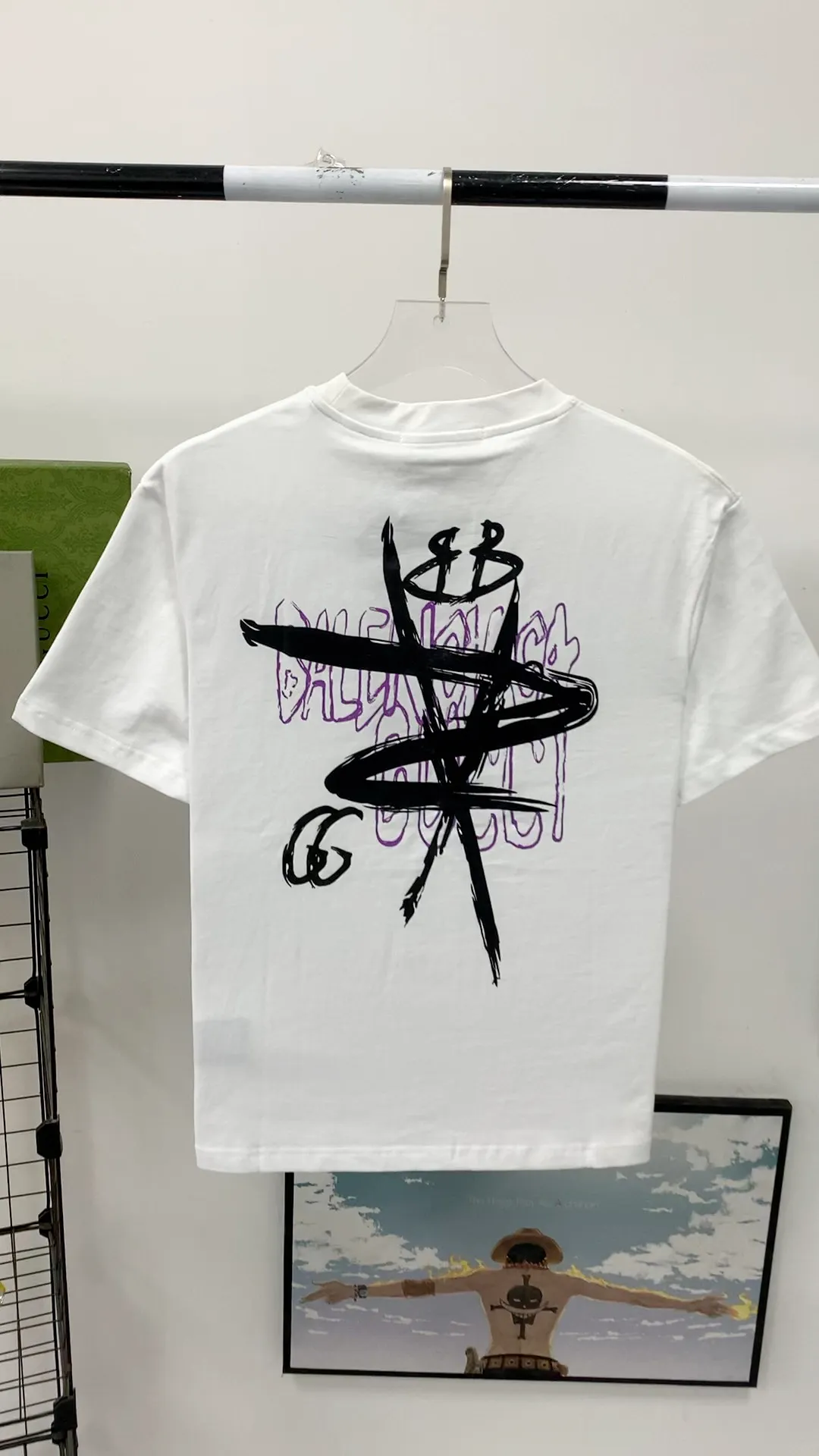 Real shot video on the back————The top tested version Balenciaga co-branded Gucci 2023ss new round neck graffiti unisex pure cotton short-sleeved T-shirt.  [Synchronized new models from the official website | Popular items from Xiaohongshu] 1⃣️The fabric is made of 240g double yarn smooth cotton and has been pre-shrunk at high temperatures. The weight is up to 260g. It is originally equipped with a 1x1 rootless thread collar in the same cylinder and is not easily deformed after repeated washing.  2⃣️Imported glue dot printing, the pattern is clear and recognisable, not easy to crack, positioning cutting, oversize, loose and large version, the upper body effect is very slimming.  3⃣️Customized full set of accessories, complete three standards, factory workmanship, No. 9 imported needles with precision routing, high quality!  Color: Black, White, Size: XS S, M, L, P: 260