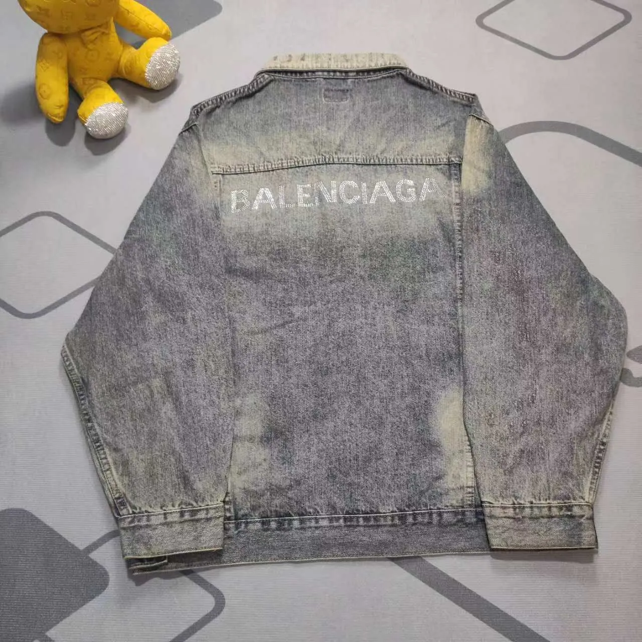 New Balenciga/Balenciaga 2023SS diamond denim denim jacket for men and women couple celebrity. Heavy washing and aging process. The whole piece is hand-worn and worn. There are 281 counter-position molds in the whole garment. The ready-made garment is sprayed with horsetail, desizing and distressing, washed with graphite, the whole piece is color-coated and yellowed, and finally fried with salt to fix the color. Multiple washes to make the old process, top-level difficult craftsmanship and top-grade fabrics with multiple washes, using warp and weft 100% cotton slub denim fabrics. It feels soft, delicate and slightly elastic, and is comfortable on the upper body. It has exquisite high-temperature hot-drilling technology and custom-made metal logo buttons to restore the clothing shape one to one.  OS version, complete with three standards, same style for men and women.  Size XS S M L P:550
