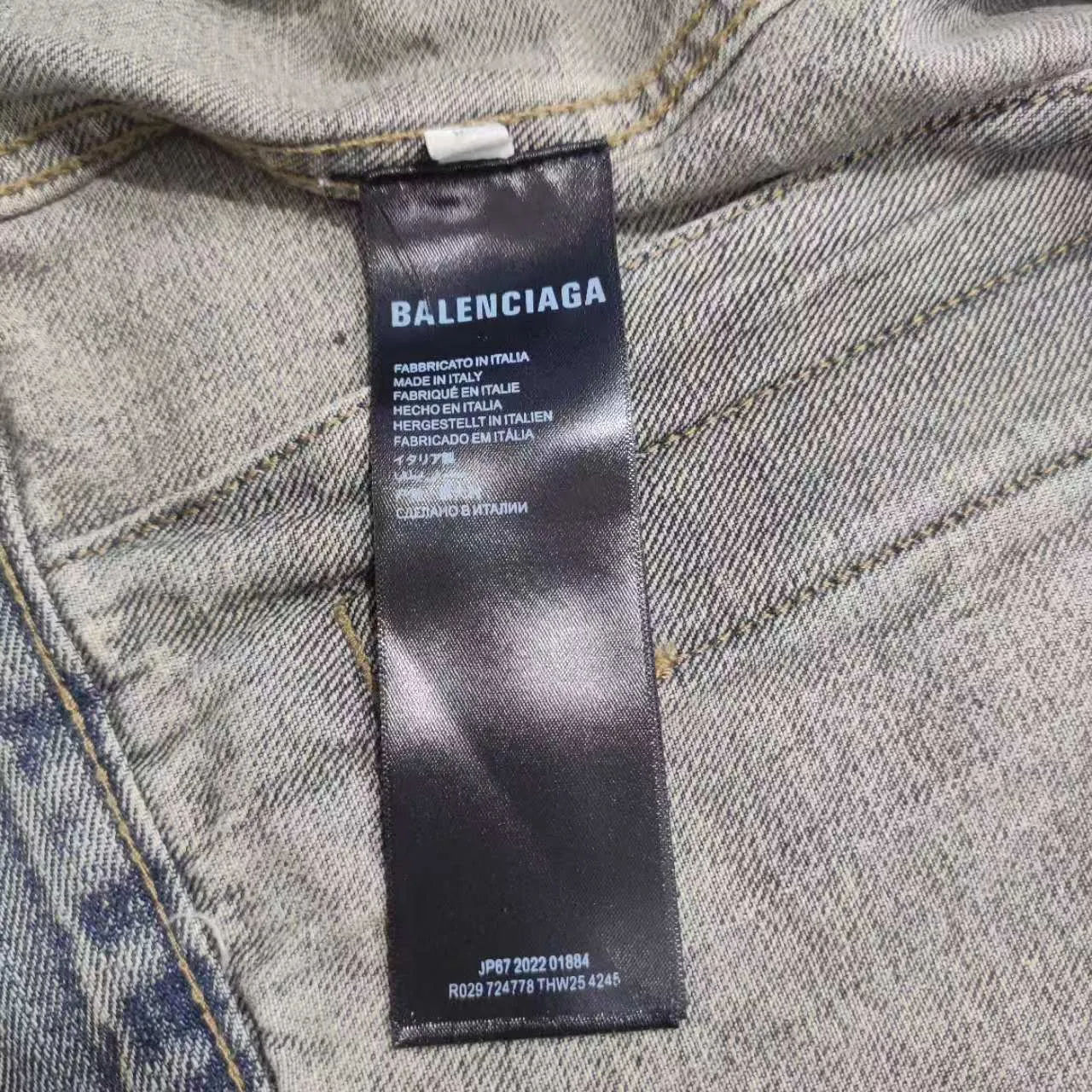 New Balenciga/Balenciaga 2023SS diamond denim denim jacket for men and women couple celebrity. Heavy washing and aging process. The whole piece is hand-worn and worn. There are 281 counter-position molds in the whole garment. The ready-made garment is sprayed with horsetail, desizing and distressing, washed with graphite, the whole piece is color-coated and yellowed, and finally fried with salt to fix the color. Multiple washes to make the old process, top-level difficult craftsmanship and top-grade fabrics with multiple washes, using warp and weft 100% cotton slub denim fabrics. It feels soft, delicate and slightly elastic, and is comfortable on the upper body. It has exquisite high-temperature hot-drilling technology and custom-made metal logo buttons to restore the clothing shape one to one.  OS version, complete with three standards, same style for men and women.  Size XS S M L P:550