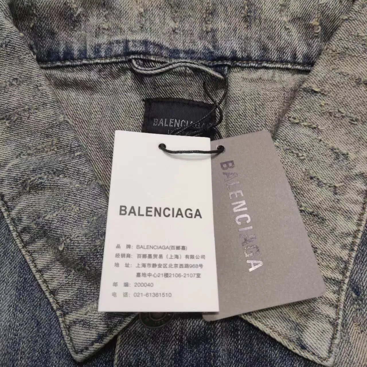 New Balenciga/Balenciaga 2023SS diamond denim denim jacket for men and women couple celebrity. Heavy washing and aging process. The whole piece is hand-worn and worn. There are 281 counter-position molds in the whole garment. The ready-made garment is sprayed with horsetail, desizing and distressing, washed with graphite, the whole piece is color-coated and yellowed, and finally fried with salt to fix the color. Multiple washes to make the old process, top-level difficult craftsmanship and top-grade fabrics with multiple washes, using warp and weft 100% cotton slub denim fabrics. It feels soft, delicate and slightly elastic, and is comfortable on the upper body. It has exquisite high-temperature hot-drilling technology and custom-made metal logo buttons to restore the clothing shape one to one.  OS version, complete with three standards, same style for men and women.  Size XS S M L P:550