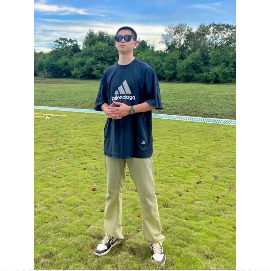 🎀Hot model pictures🎀[Updated] Top tested version BALENCIAGA/ADIDAS Balenciaga co-branded Adidas embroidered letters round neck short-sleeved T-shirt is a hot topic at the moment🔥Quality ceiling It seems to be a simple printing or embroidery, but it is not simple at all. 100% imported machine restoration, details, workmanship and fabrics are consistent with the original ones. Guaranteed no color difference with the counter. Feel free to compare ⚠️Note that the threaded collars are all original collars of certain Paris and Paris, with high wrapping. The width of the collar and cabinets are accurate to millimeters. Thick collars are not easily deformed. The collars of high-end products are all restored to cabinets. This distinguishes the large collars of the world from ordinary garbage. ⚠️Different styles of washed wheat main wheat, including imported wheat, have different colors and codes. Really restore the counter. As we all know, Balenciaga's collar labels in each quarter have different English or different colors. This distinguishes fast food products with the same common main wheat, washed wheat. ⚠️Attention to workmanship, stitching at the neckline, no folds, smooth and natural, no overlapping lines, true restoration ⚠️The fabric is made of 280g Paris-specific double yarn, which is really incomparable with the ordinary version on the market. Correct printing details, correct double yarn high weight thread, correct packaging details, all-round restoration of workmanship, all-round restoration of packaging P:270 Color: black white green SIZE: XS-S-M-L