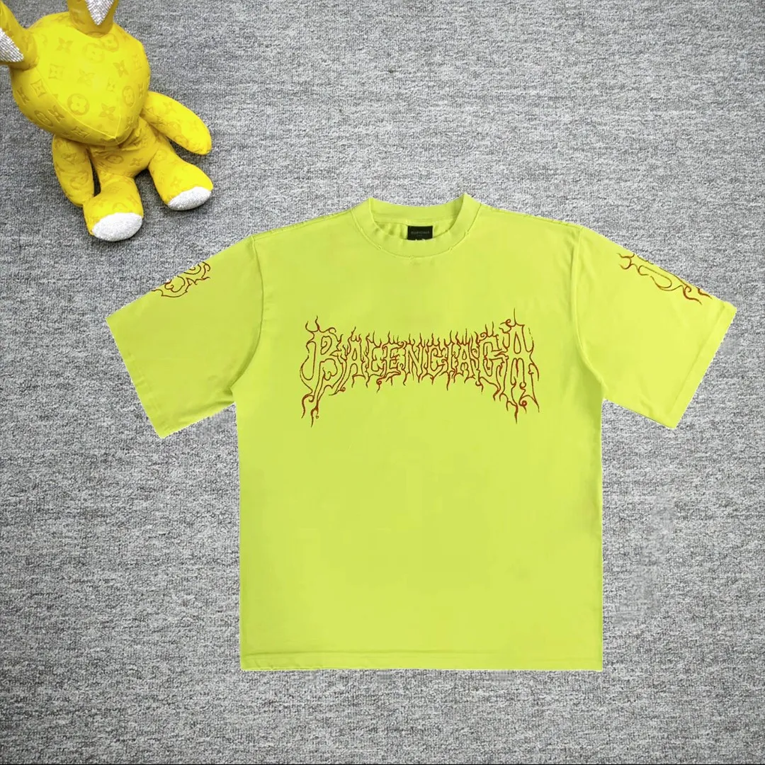 [New] Top version BALENCIAGA Paris new flame B letter LOGO destruction printed short-sleeved T-shirt The front and rear platens are hand-printed, precision mesh is used to make the stencil, imported environmentally friendly slurry is scraped, and the letters are clearly restored. The spacing between letters is all the same as the original version. The font size is consistent with the original version. The comparison code number ratio is increased and enlarged. The letters are strictly aligned to highly restore the spacing ratio and three-dimensional sense. The printing has no burrs. Basically, the color difference is minimized to be infinitely close. The printing has transparent bottom lines and no burrs. The yarn is made of Made of 18SJC and imported oil-proof treated thread, there will be no oil stains. The car is imported from Silver Sword with a knife, which does not eat the cloth or leave any cloth. The sewing machine needle uses a No. 9 round-head needle, which does not puncture or break the fibers of the fabric. The density of the thread is 3CM/14 needles, which is tight and not loose or sparse. The double-layer stitching of the back collar is firm and tight. The double chain of the shoulder is routed. The hem is tightened tightly. The fabric is full of drape and consistent with the pattern. The fabric is made of 280g double-ply double-yarn plain cotton fabric, which has full drape and smooth hand feel. Complete color matching from dyeing to craftsmanship, customized accessories with three standards. The front and rear left and right cuffs are made of imported Kornit direct-injection color-printing technology. The os dropped shoulders are loose and the same style for men and women! ! Size: XS-L Color: Black Yellow P:280