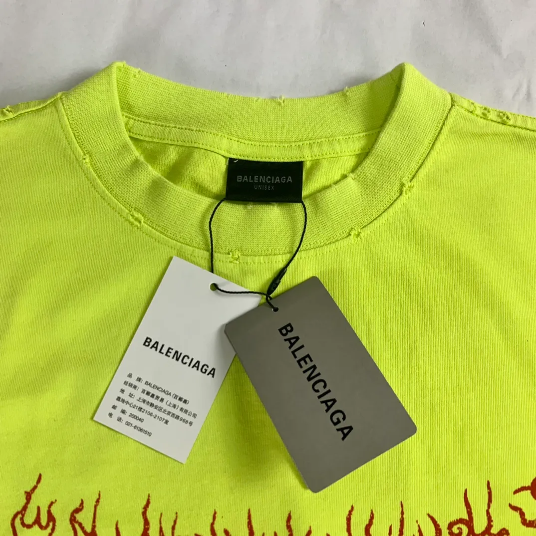 [New] Top version BALENCIAGA Paris new flame B letter LOGO destruction printed short-sleeved T-shirt The front and rear platens are hand-printed, precision mesh is used to make the stencil, imported environmentally friendly slurry is scraped, and the letters are clearly restored. The spacing between letters is all the same as the original version. The font size is consistent with the original version. The comparison code number ratio is increased and enlarged. The letters are strictly aligned to highly restore the spacing ratio and three-dimensional sense. The printing has no burrs. Basically, the color difference is minimized to be infinitely close. The printing has transparent bottom lines and no burrs. The yarn is made of Made of 18SJC and imported oil-proof treated thread, there will be no oil stains. The car is imported from Silver Sword with a knife, which does not eat the cloth or leave any cloth. The sewing machine needle uses a No. 9 round-head needle, which does not puncture or break the fibers of the fabric. The density of the thread is 3CM/14 needles, which is tight and not loose or sparse. The double-layer stitching of the back collar is firm and tight. The double chain of the shoulder is routed. The hem is tightened tightly. The fabric is full of drape and consistent with the pattern. The fabric is made of 280g double-ply double-yarn plain cotton fabric, which has full drape and smooth hand feel. Complete color matching from dyeing to craftsmanship, customized accessories with three standards. The front and rear left and right cuffs are made of imported Kornit direct-injection color-printing technology. The os dropped shoulders are loose and the same style for men and women! ! Size: XS-L Color: Black Yellow P:280