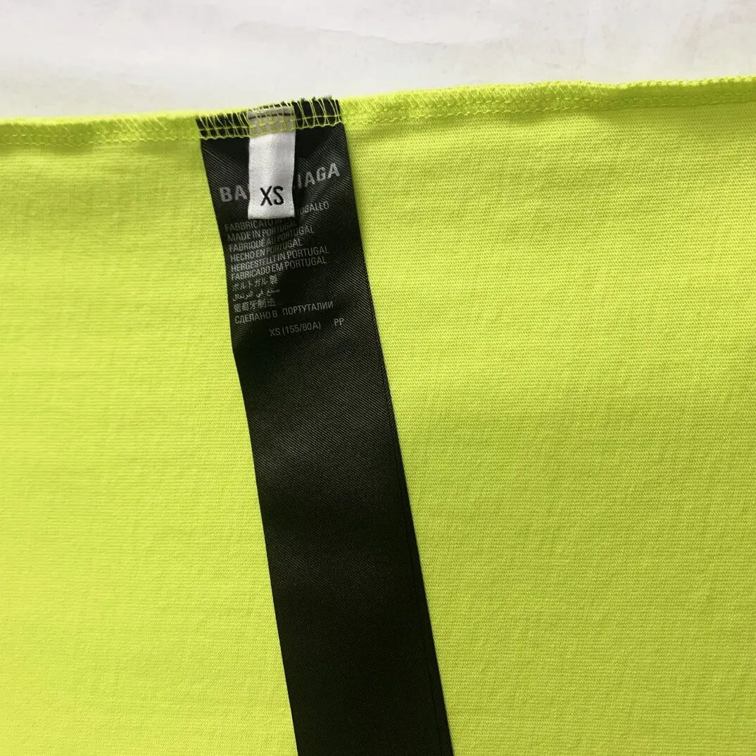 [New] Top version BALENCIAGA Paris new flame B letter LOGO destruction printed short-sleeved T-shirt The front and rear platens are hand-printed, precision mesh is used to make the stencil, imported environmentally friendly slurry is scraped, and the letters are clearly restored. The spacing between letters is all the same as the original version. The font size is consistent with the original version. The comparison code number ratio is increased and enlarged. The letters are strictly aligned to highly restore the spacing ratio and three-dimensional sense. The printing has no burrs. Basically, the color difference is minimized to be infinitely close. The printing has transparent bottom lines and no burrs. The yarn is made of Made of 18SJC and imported oil-proof treated thread, there will be no oil stains. The car is imported from Silver Sword with a knife, which does not eat the cloth or leave any cloth. The sewing machine needle uses a No. 9 round-head needle, which does not puncture or break the fibers of the fabric. The density of the thread is 3CM/14 needles, which is tight and not loose or sparse. The double-layer stitching of the back collar is firm and tight. The double chain of the shoulder is routed. The hem is tightened tightly. The fabric is full of drape and consistent with the pattern. The fabric is made of 280g double-ply double-yarn plain cotton fabric, which has full drape and smooth hand feel. Complete color matching from dyeing to craftsmanship, customized accessories with three standards. The front and rear left and right cuffs are made of imported Kornit direct-injection color-printing technology. The os dropped shoulders are loose and the same style for men and women! ! Size: XS-L Color: Black Yellow P:280