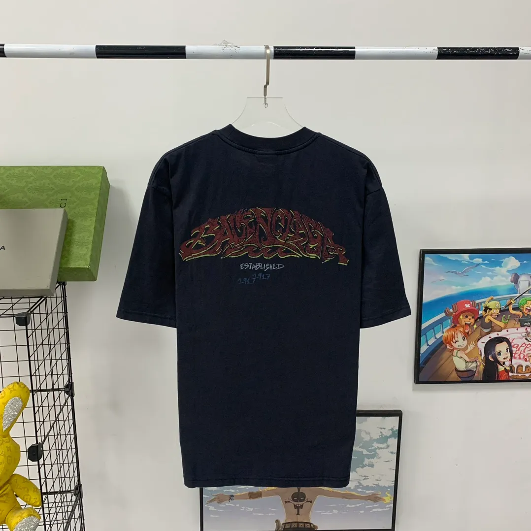 The top tested version Balenciaga 24SS flame graffiti letters distressed printed short-sleeved T-shirt. The fabric is made of 240 grams of smooth pure cotton double yarn. It is high in weight and is still cool and comfortable to wear. Balenciaga 23SS flame graffiti letters LOGO short-sleeved T-shirt! You must not miss the explosive power of this fashion! This T-shirt is really too stylish, the letter LOGO and flame graffiti are perfectly integrated together, igniting the passion for fashion! Not only It can show your personality and add a bit of rebellious and flamboyant attitude to your overall look! Whether you are a street fashionista or a fairy who pursues fashion taste, this short-sleeved T-shirt can make you look cool in a different way! Moreover, its design and tailoring are very fitting, and the comfort cannot be ignored!” This T-shirt has long become the new darling of the fashion circle. Many stars and celebrities have fallen in love with it. Just search on Instagram and you will find countless fashionistas showing off this hot item! "Journey of Flame" makes itself the focus of street fashion and attracts everyone's attention! Thermoset ink printing uses chemical ink as pigment and requires high temperature drying to solidify the ink onto the fabric for a unique aged effect‼ ️ 🤩Made of custom-woven pure cotton fabric, it is close-fitting and comfortable, and has a first-class feel! The loose fit creates an oversize silhouette, and the small neckline design is very slim, and is more popular among young men and women 🙋🏻‍♀️! The ribbed round neck and retro plain fabric mid-cut design create a unique style and charm! The upper body shape is not flattering, and it can be worn with a couple outfit! Color: distressed pink, washed black, size S～XL p:270