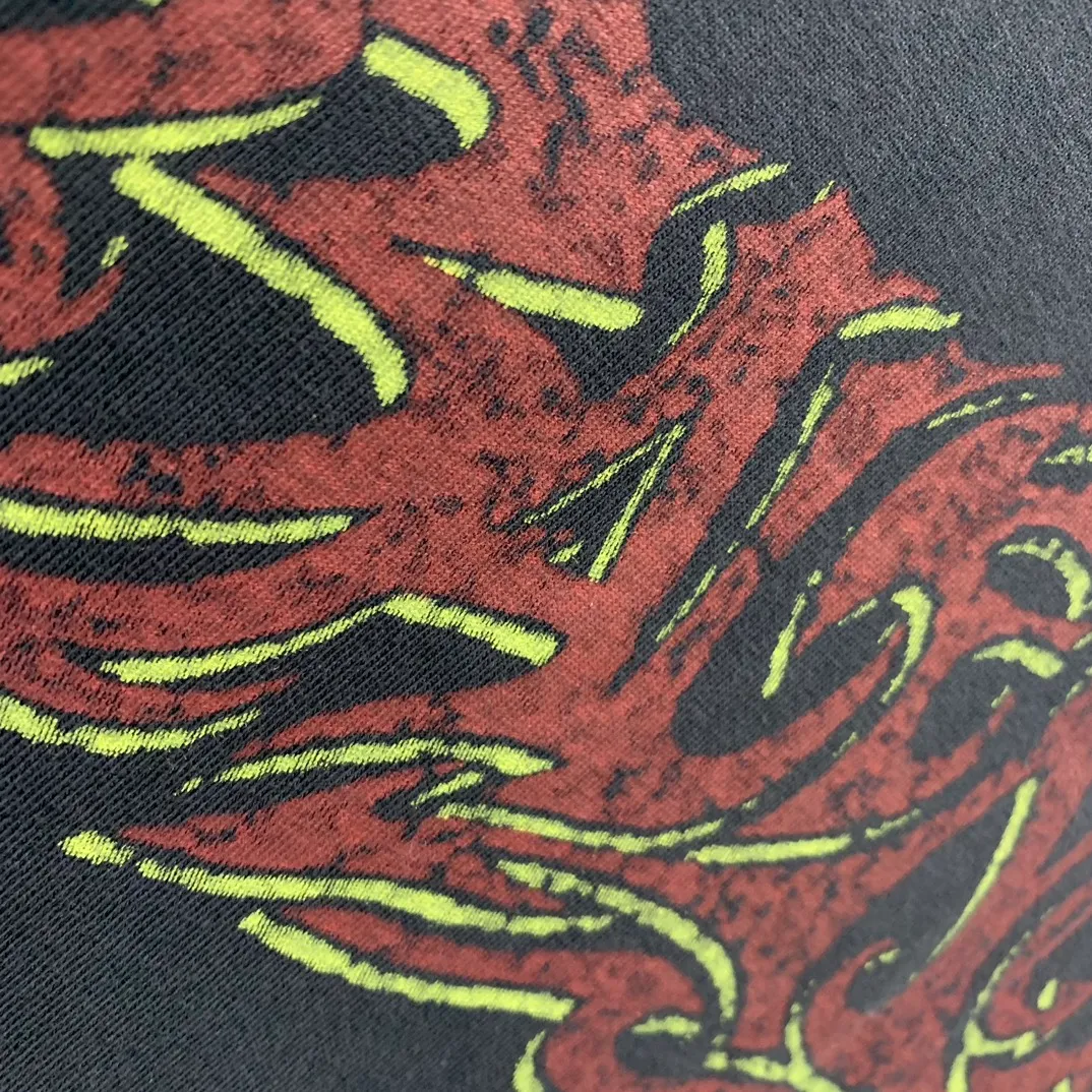 The top tested version Balenciaga 24SS flame graffiti letters distressed printed short-sleeved T-shirt. The fabric is made of 240 grams of smooth pure cotton double yarn. It is high in weight and is still cool and comfortable to wear. Balenciaga 23SS flame graffiti letters LOGO short-sleeved T-shirt! You must not miss the explosive power of this fashion! This T-shirt is really too stylish, the letter LOGO and flame graffiti are perfectly integrated together, igniting the passion for fashion! Not only It can show your personality and add a bit of rebellious and flamboyant attitude to your overall look! Whether you are a street fashionista or a fairy who pursues fashion taste, this short-sleeved T-shirt can make you look cool in a different way! Moreover, its design and tailoring are very fitting, and the comfort cannot be ignored!” This T-shirt has long become the new darling of the fashion circle. Many stars and celebrities have fallen in love with it. Just search on Instagram and you will find countless fashionistas showing off this hot item! "Journey of Flame" makes itself the focus of street fashion and attracts everyone's attention! Thermoset ink printing uses chemical ink as pigment and requires high temperature drying to solidify the ink onto the fabric for a unique aged effect‼ ️ 🤩Made of custom-woven pure cotton fabric, it is close-fitting and comfortable, and has a first-class feel! The loose fit creates an oversize silhouette, and the small neckline design is very slim, and is more popular among young men and women 🙋🏻‍♀️! The ribbed round neck and retro plain fabric mid-cut design create a unique style and charm! The upper body shape is not flattering, and it can be worn with a couple outfit! Color: distressed pink, washed black, size S～XL p:270