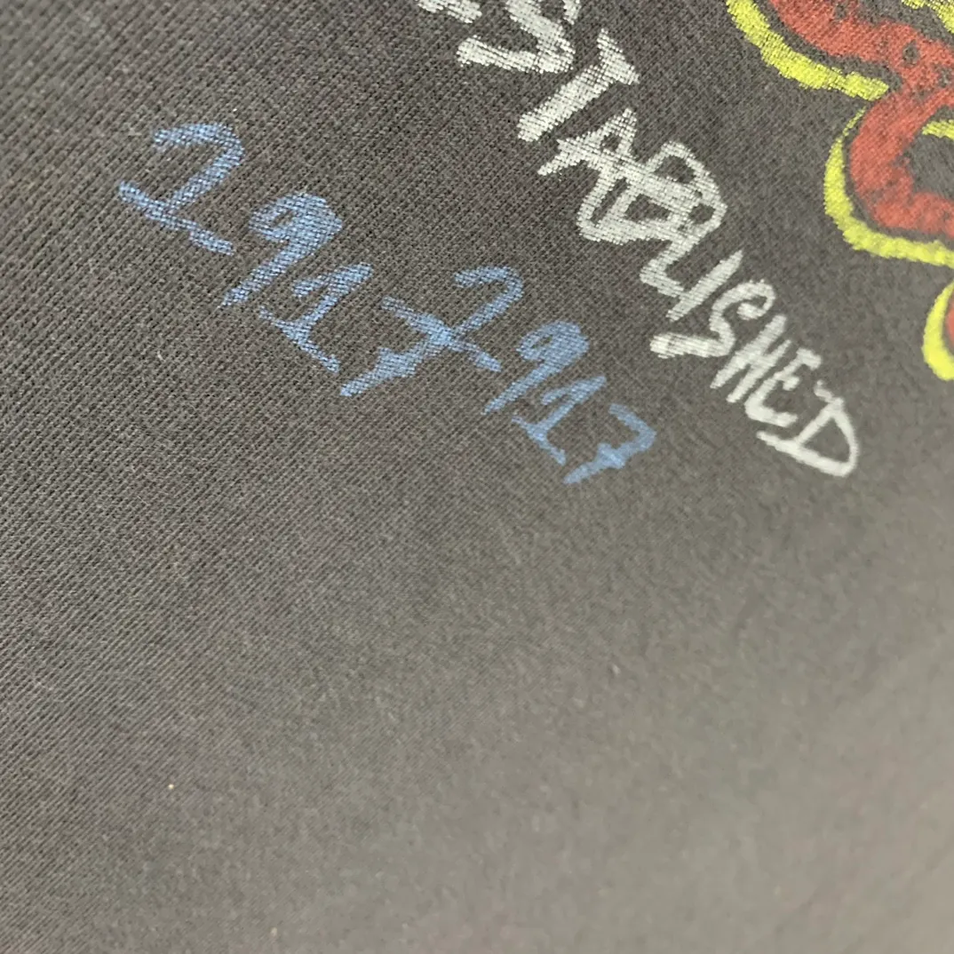 The top tested version Balenciaga 24SS flame graffiti letters distressed printed short-sleeved T-shirt. The fabric is made of 240 grams of smooth pure cotton double yarn. It is high in weight and is still cool and comfortable to wear. Balenciaga 23SS flame graffiti letters LOGO short-sleeved T-shirt! You must not miss the explosive power of this fashion! This T-shirt is really too stylish, the letter LOGO and flame graffiti are perfectly integrated together, igniting the passion for fashion! Not only It can show your personality and add a bit of rebellious and flamboyant attitude to your overall look! Whether you are a street fashionista or a fairy who pursues fashion taste, this short-sleeved T-shirt can make you look cool in a different way! Moreover, its design and tailoring are very fitting, and the comfort cannot be ignored!” This T-shirt has long become the new darling of the fashion circle. Many stars and celebrities have fallen in love with it. Just search on Instagram and you will find countless fashionistas showing off this hot item! "Journey of Flame" makes itself the focus of street fashion and attracts everyone's attention! Thermoset ink printing uses chemical ink as pigment and requires high temperature drying to solidify the ink onto the fabric for a unique aged effect‼ ️ 🤩Made of custom-woven pure cotton fabric, it is close-fitting and comfortable, and has a first-class feel! The loose fit creates an oversize silhouette, and the small neckline design is very slim, and is more popular among young men and women 🙋🏻‍♀️! The ribbed round neck and retro plain fabric mid-cut design create a unique style and charm! The upper body shape is not flattering, and it can be worn with a couple outfit! Color: distressed pink, washed black, size S～XL p:270