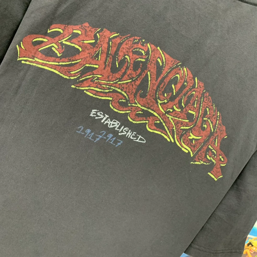 The top tested version Balenciaga 24SS flame graffiti letters distressed printed short-sleeved T-shirt. The fabric is made of 240 grams of smooth pure cotton double yarn. It is high in weight and is still cool and comfortable to wear. Balenciaga 23SS flame graffiti letters LOGO short-sleeved T-shirt! You must not miss the explosive power of this fashion! This T-shirt is really too stylish, the letter LOGO and flame graffiti are perfectly integrated together, igniting the passion for fashion! Not only It can show your personality and add a bit of rebellious and flamboyant attitude to your overall look! Whether you are a street fashionista or a fairy who pursues fashion taste, this short-sleeved T-shirt can make you look cool in a different way! Moreover, its design and tailoring are very fitting, and the comfort cannot be ignored!” This T-shirt has long become the new darling of the fashion circle. Many stars and celebrities have fallen in love with it. Just search on Instagram and you will find countless fashionistas showing off this hot item! "Journey of Flame" makes itself the focus of street fashion and attracts everyone's attention! Thermoset ink printing uses chemical ink as pigment and requires high temperature drying to solidify the ink onto the fabric for a unique aged effect‼ ️ 🤩Made of custom-woven pure cotton fabric, it is close-fitting and comfortable, and has a first-class feel! The loose fit creates an oversize silhouette, and the small neckline design is very slim, and is more popular among young men and women 🙋🏻‍♀️! The ribbed round neck and retro plain fabric mid-cut design create a unique style and charm! The upper body shape is not flattering, and it can be worn with a couple outfit! Color: distressed pink, washed black, size S～XL p:270
