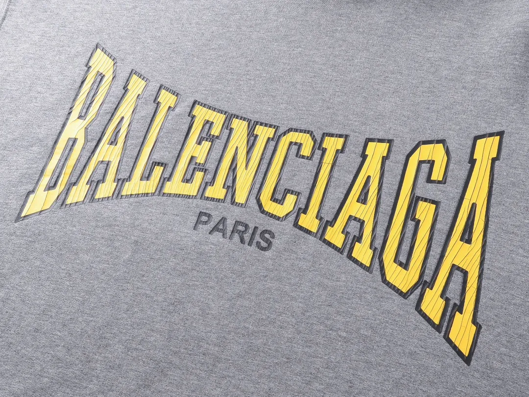 🅿️320 real photos [Top version. Official website quality] BALENCI*GA/Paris. SS25 latest model, classic LOGO art crack print short-sleeved hooded sweatshirt. Brick cabinet synchronization. Genuine product developed in the first time, happy to print and compare! The fabric is made of Paris ZP custom-woven and dyed cotton sweatshirt. Weighing 460 grams, the cloth surface is clean. The cloth pattern is clear, soft and comfortable. The threads are dyed with no color difference. The printing uses environmentally friendly imported crack printing materials. The letters are clear and the effect is three-dimensional. The version adopts OS loose shoulder design. Same style for men and women. Code: BL238956 Color: black, floral gray Size: XS S M L