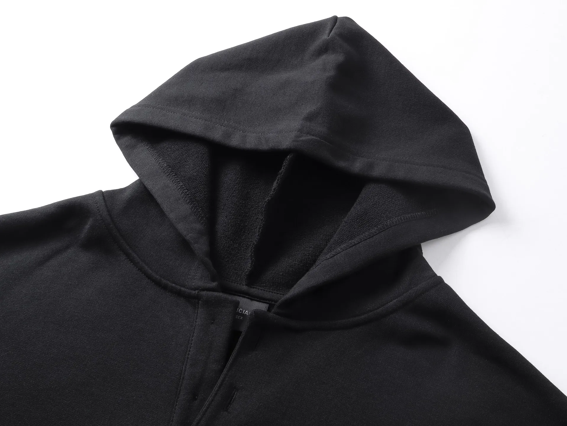 🅿️350 real photos [Top version. Official website quality] BALENCI*GA/SS26 new model. The Paris LOGO is embroidered on the front and back. The front neckline has a POLO collared hooded sweatshirt, the latest SS26 model. Research and development at the first time, different market currencies. Comparisons welcome. The fabric is made of Paris ZP custom-woven and dyed cotton sweatshirt. Weighing 460 grams, the cloth surface is clean. The cloth pattern is clear, soft and comfortable. The threads are dyed with no color difference. The embroidery is done using embroidery machines imported from Tajima. The version adopts OS loose shoulder design. Same style for men and women. Code: BL259979 Color: Black Size: XS S M L
