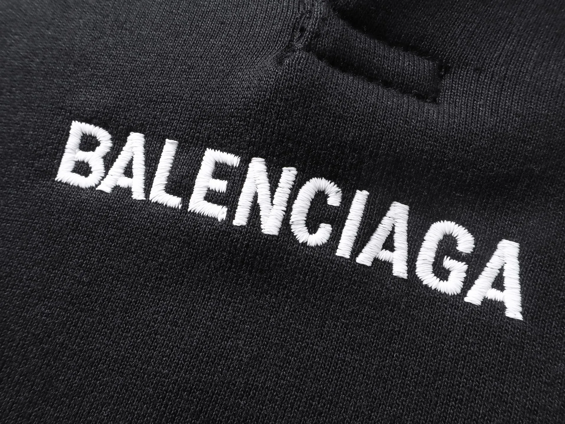 🅿️350 real photos [Top version. Official website quality] BALENCI*GA/SS26 new model. The Paris LOGO is embroidered on the front and back. The front neckline has a POLO collared hooded sweatshirt, the latest SS26 model. Research and development at the first time, different market currencies. Comparisons welcome. The fabric is made of Paris ZP custom-woven and dyed cotton sweatshirt. Weighing 460 grams, the cloth surface is clean. The cloth pattern is clear, soft and comfortable. The threads are dyed with no color difference. The embroidery is done using embroidery machines imported from Tajima. The version adopts OS loose shoulder design. Same style for men and women. Code: BL259979 Color: Black Size: XS S M L