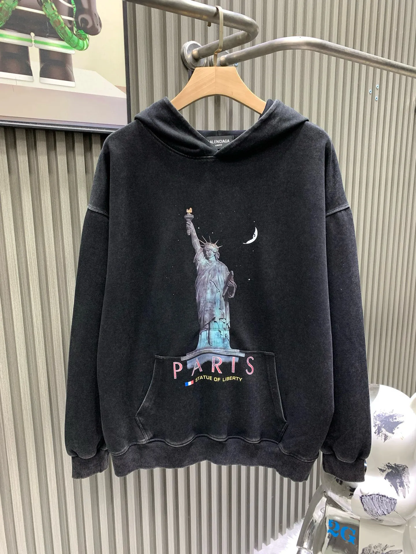 🅿️310 Balenciaga Balenciaga 𝗕𝗮𝗹𝗲𝗻𝗰𝗶𝗮𝗴 Balenciaga Lady Liberty hooded sweatshirt. The weight is 400g. The process uses an imported direct injection machine to convert the color block color into a continuous tone color and improve the purity and stability of color reproduction. The pattern is clear and the sense of lines and three-dimensionality are strong. After printing, the garments are fried and washed. The stone mill washing process is used to locate the holes. The garments are processed using stone mill laser positioning to manually destroy the wear effect. Every wear and tear is made by hand, so that the natural wear of the fabric can achieve the most harmonious visual effect. The fabric is then dyed through soft washing. The garments are constantly immersed in dye and tumbling. The color of the original fabric is changed to create a nostalgic color. The printing changes after special treatment during the washing process, showing a vague old-fashioned effect of the printing.