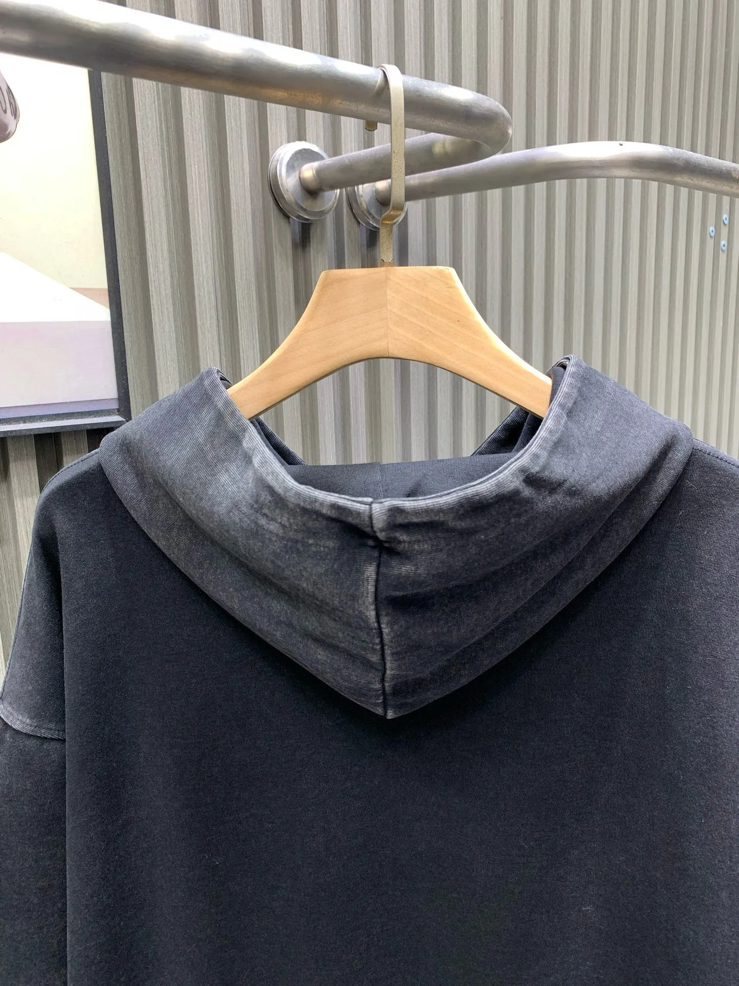 🅿️310 Balenciaga Balenciaga 𝗕𝗮𝗹𝗲𝗻𝗰𝗶𝗮𝗴 Balenciaga Lady Liberty hooded sweatshirt. The weight is 400g. The process uses an imported direct injection machine to convert the color block color into a continuous tone color and improve the purity and stability of color reproduction. The pattern is clear and the sense of lines and three-dimensionality are strong. After printing, the garments are fried and washed. The stone mill washing process is used to locate the holes. The garments are processed using stone mill laser positioning to manually destroy the wear effect. Every wear and tear is made by hand, so that the natural wear of the fabric can achieve the most harmonious visual effect. The fabric is then dyed through soft washing. The garments are constantly immersed in dye and tumbling. The color of the original fabric is changed to create a nostalgic color. The printing changes after special treatment during the washing process, showing a vague old-fashioned effect of the printing.