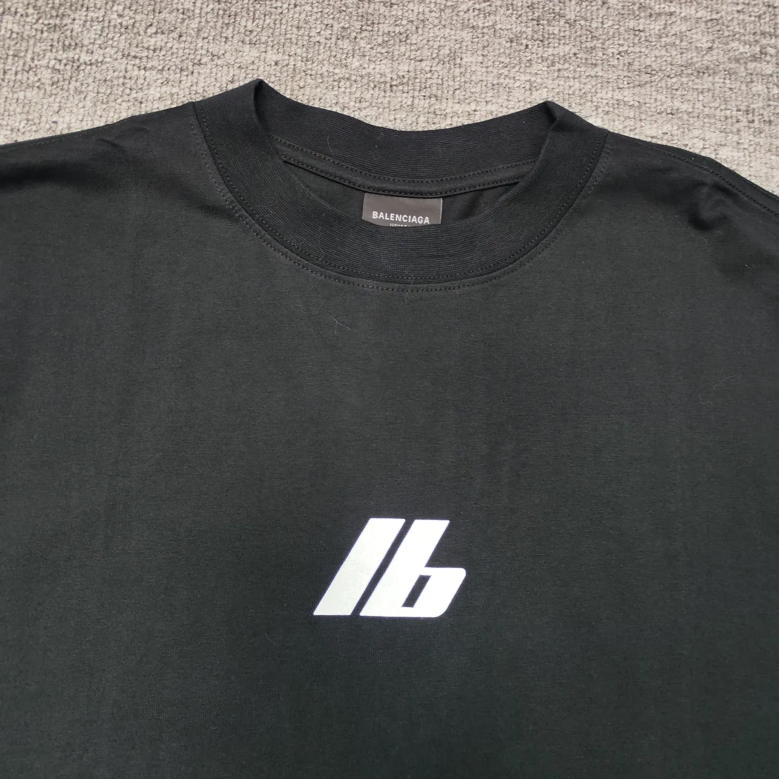 The top version of Balenciaga 24SS new reflective logo printing short-sleeved T-shirt. The fabric is made of 32 counts of 260g combed cotton. It feels soft and skin-friendly, does not pill or fade. 🤑Full set of customized accessories. Customized original shell film. The threads are fixed-dyed and have no color difference. The classic logo is printed with 3M reflective three-dimensional printing. The writing is clear and the effect is three-dimensional. When you go out for a walk at night, the logo will also reflect light. Feel like a star 😍 Loose fit No matter your figure, whoever wears it looks good. Simple and fashionable. Recommended to all friends who like comfort and taste. Size: XS-L Color: Black P: 260