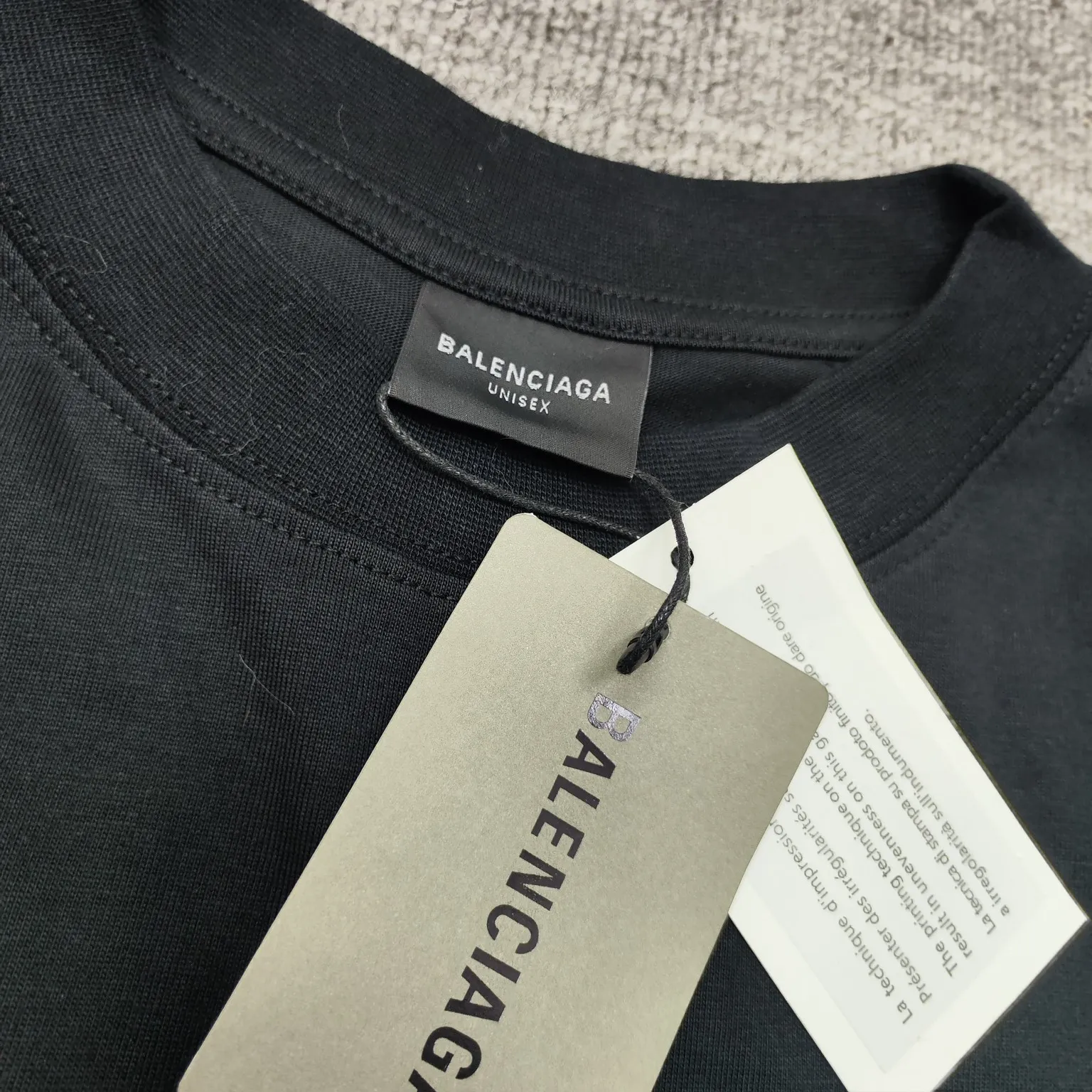 The top version of Balenciaga 24SS new reflective logo printing short-sleeved T-shirt. The fabric is made of 32 counts of 260g combed cotton. It feels soft and skin-friendly, does not pill or fade. 🤑Full set of customized accessories. Customized original shell film. The threads are fixed-dyed and have no color difference. The classic logo is printed with 3M reflective three-dimensional printing. The writing is clear and the effect is three-dimensional. When you go out for a walk at night, the logo will also reflect light. Feel like a star 😍 Loose fit No matter your figure, whoever wears it looks good. Simple and fashionable. Recommended to all friends who like comfort and taste. Size: XS-L Color: Black P: 260