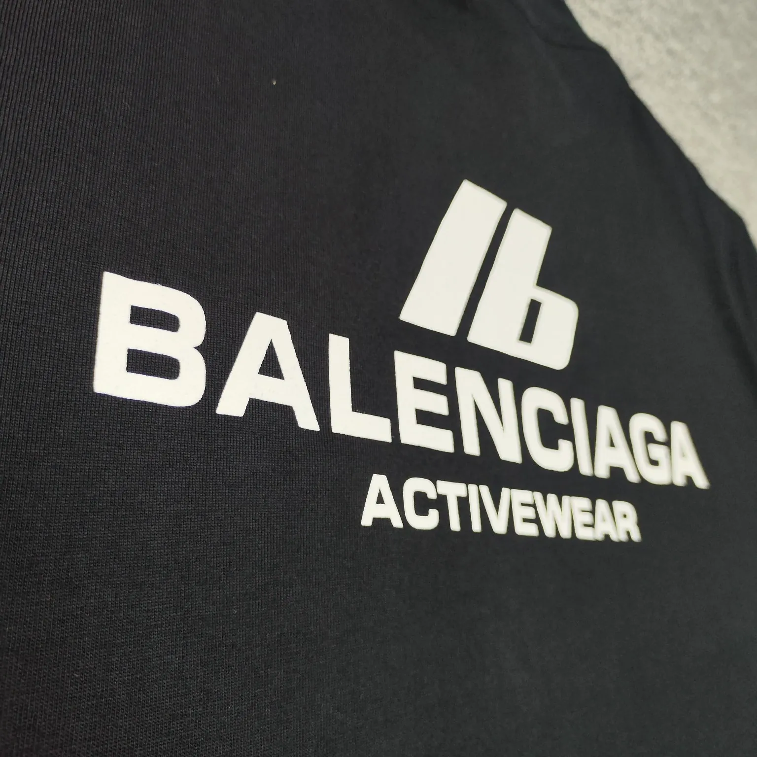 The top version of Balenciaga 24SS new reflective logo printing short-sleeved T-shirt. The fabric is made of 32 counts of 260g combed cotton. It feels soft and skin-friendly, does not pill or fade. 🤑Full set of customized accessories. Customized original shell film. The threads are fixed-dyed and have no color difference. The classic logo is printed with 3M reflective three-dimensional printing. The writing is clear and the effect is three-dimensional. When you go out for a walk at night, the logo will also reflect light. Feel like a star 😍 Loose fit No matter your figure, whoever wears it looks good. Simple and fashionable. Recommended to all friends who like comfort and taste. Size: XS-L Color: Black P: 260