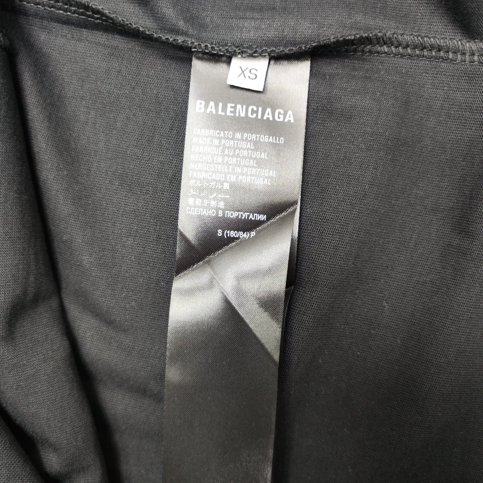 The top version of Balenciaga 24SS new reflective logo printing short-sleeved T-shirt. The fabric is made of 32 counts of 260g combed cotton. It feels soft and skin-friendly, does not pill or fade. 🤑Full set of customized accessories. Customized original shell film. The threads are fixed-dyed and have no color difference. The classic logo is printed with 3M reflective three-dimensional printing. The writing is clear and the effect is three-dimensional. When you go out for a walk at night, the logo will also reflect light. Feel like a star 😍 Loose fit No matter your figure, whoever wears it looks good. Simple and fashionable. Recommended to all friends who like comfort and taste. Size: XS-L Color: Black P: 260