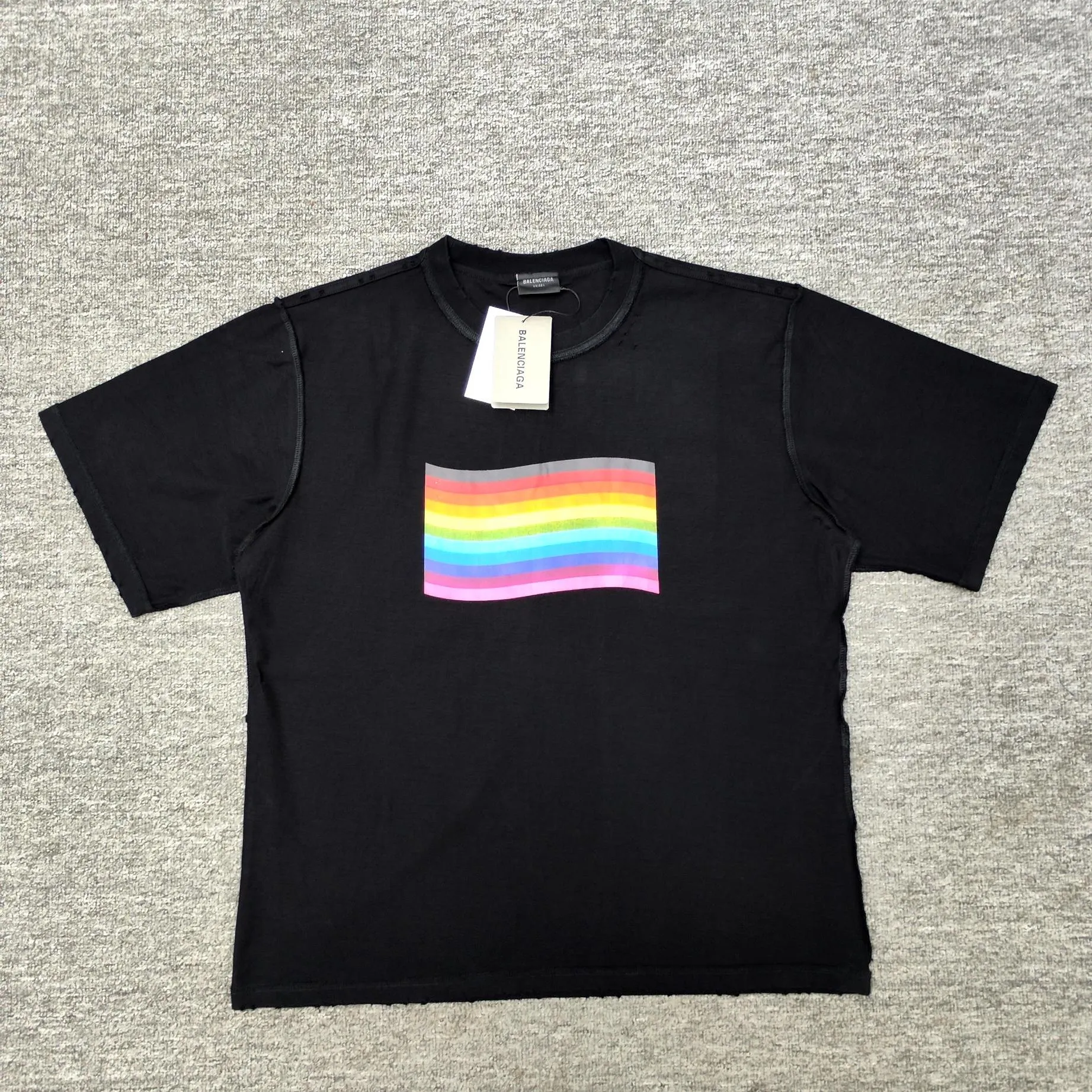 ♻️💯Reference model picture for the upper body❤️【Latest new】Top version - BALENCIAGA - Balenciaga rainbow flag short-sleeved T-shirt. Original development of custom-woven fabric process, washing and water treatment. High-gram weight 300g fabric, full texture, clean cloth, soft and comfortable. Solona thread custom dyeing without color difference It is made of fine cotton plain knitted custom-dyed fabric, and the custom-woven cross brace rib is dyed in the same cylinder to ensure no color difference. It follows the original process and is trimmed narrowly. The front is decorated with a rainbow flag art print. It is made of original color and special glue of the same color. It is hand-screen printed and uses screen printing as a transparent base to solidify the color. It has strong quality stability and the viscosity of the color paste should be adjusted appropriately, which is beneficial to the fabric's uniform sizing and smooth pattern. Through special cutting and sewing techniques, the garment is turned inside out to create a unique visual effect. The inside-out design can highlight the layering of clothing and make the overall shape richer and three-dimensional. Double chain stitching on the back shoulders, customized new collar label os dropped shoulders, loose version, same style for men and women Color: Black Size: XS-L P:270