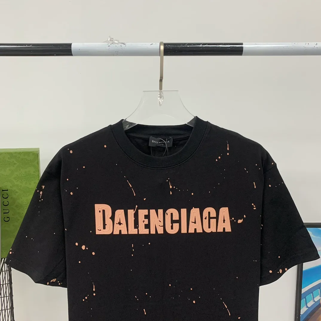 [Launched] Top tested version BALENCIAGA 23SS spring and summer new style splash-ink distressed pure cotton short-sleeved T-shirt. The craftsmanship adopts Kornit printing cracking effect. The front panel printing glue bursting effect uses imported transparent slurry to scrape the bottom to make the printing bursting feel uniform. (PS: If this process is missing, the printing will easily fall off in large areas after cracking) Precise craftsmanship and full of details. The fabric has been washed, with special BB logo printing effect, and the whole body is painted. The starting version of the pipe network is 280 grams of double yarn pure cotton fabric. Color: Gray Black White Size: XS－L P:260