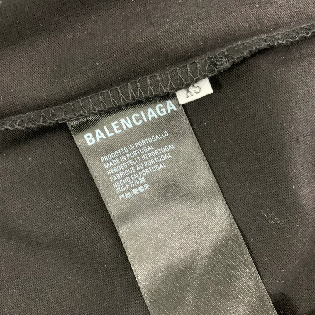 [Launched] Top tested version BALENCIAGA 23SS spring and summer new style splash-ink distressed pure cotton short-sleeved T-shirt. The craftsmanship adopts Kornit printing cracking effect. The front panel printing glue bursting effect uses imported transparent slurry to scrape the bottom to make the printing bursting feel uniform. (PS: If this process is missing, the printing will easily fall off in large areas after cracking) Precise craftsmanship and full of details. The fabric has been washed, with special BB logo printing effect, and the whole body is painted. The starting version of the pipe network is 280 grams of double yarn pure cotton fabric. Color: Gray Black White Size: XS－L P:260
