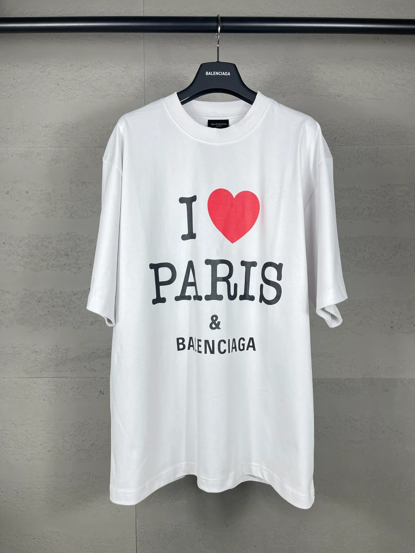 🅿️180 real photos [Top version. Official website quality] BALENCI*GA/Paris.SS24 latest model, front I Love Paris& Balenciaxx art printed short-sleeved T-shirt. Brick cabinet synchronization. Genuine product developed in the first time, happy to print and compare! The fabric is made of Paris ZP custom-woven and dyed cotton double yarn. Weighing 260 grams, the cloth surface is clean. The cloth pattern is clear, soft and comfortable. The threads are dyed with no color difference. The printing uses environmentally friendly imported materials. The letters are clear and the effect is three-dimensional. The version adopts OS loose shoulder design. Same style for men and women. Code: BL223395 Color: off-white, black, floral gray Size: XS S M L