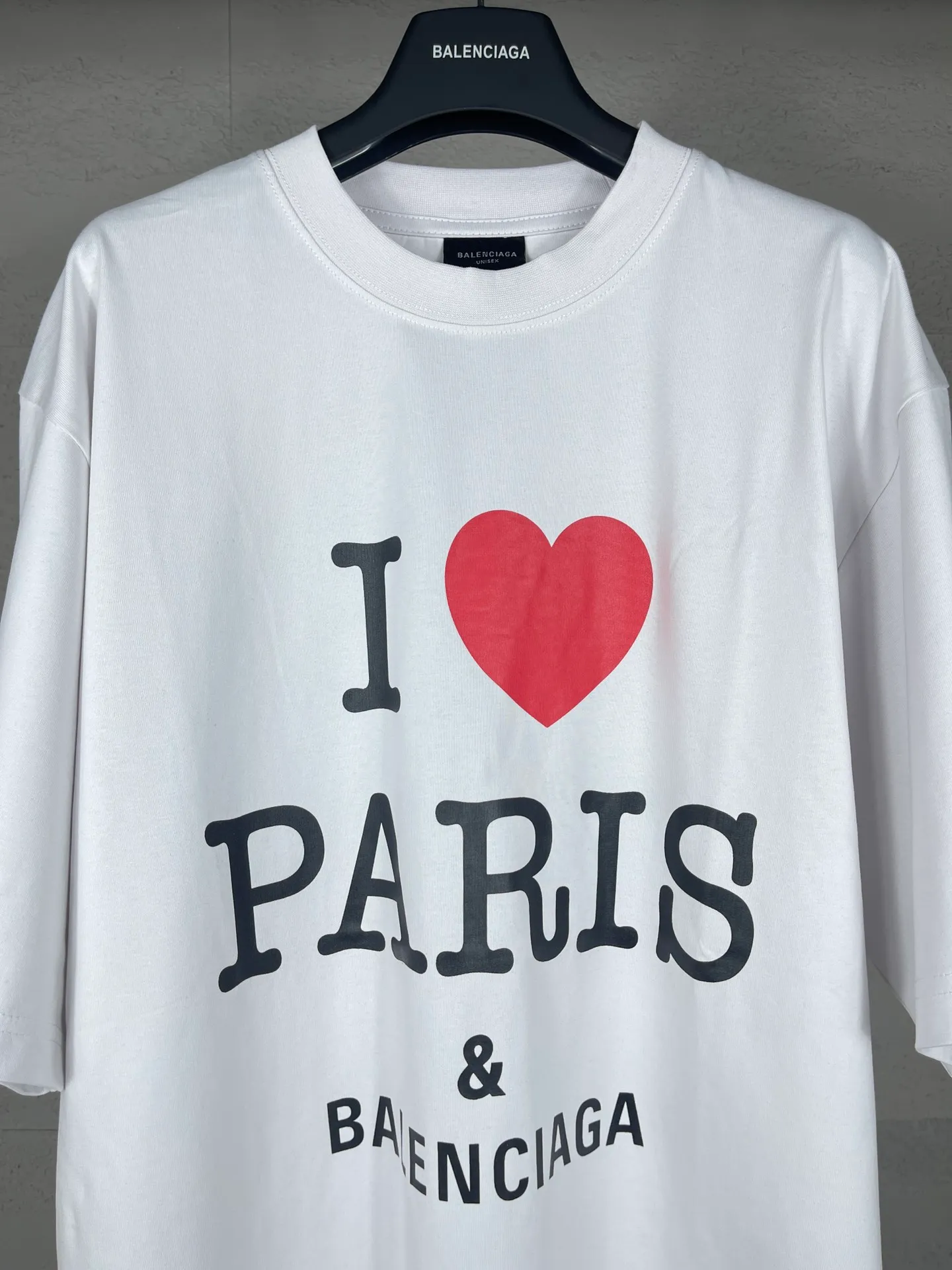 🅿️180 real photos [Top version. Official website quality] BALENCI*GA/Paris.SS24 latest model, front I Love Paris& Balenciaxx art printed short-sleeved T-shirt. Brick cabinet synchronization. Genuine product developed in the first time, happy to print and compare! The fabric is made of Paris ZP custom-woven and dyed cotton double yarn. Weighing 260 grams, the cloth surface is clean. The cloth pattern is clear, soft and comfortable. The threads are dyed with no color difference. The printing uses environmentally friendly imported materials. The letters are clear and the effect is three-dimensional. The version adopts OS loose shoulder design. Same style for men and women. Code: BL223395 Color: off-white, black, floral gray Size: XS S M L