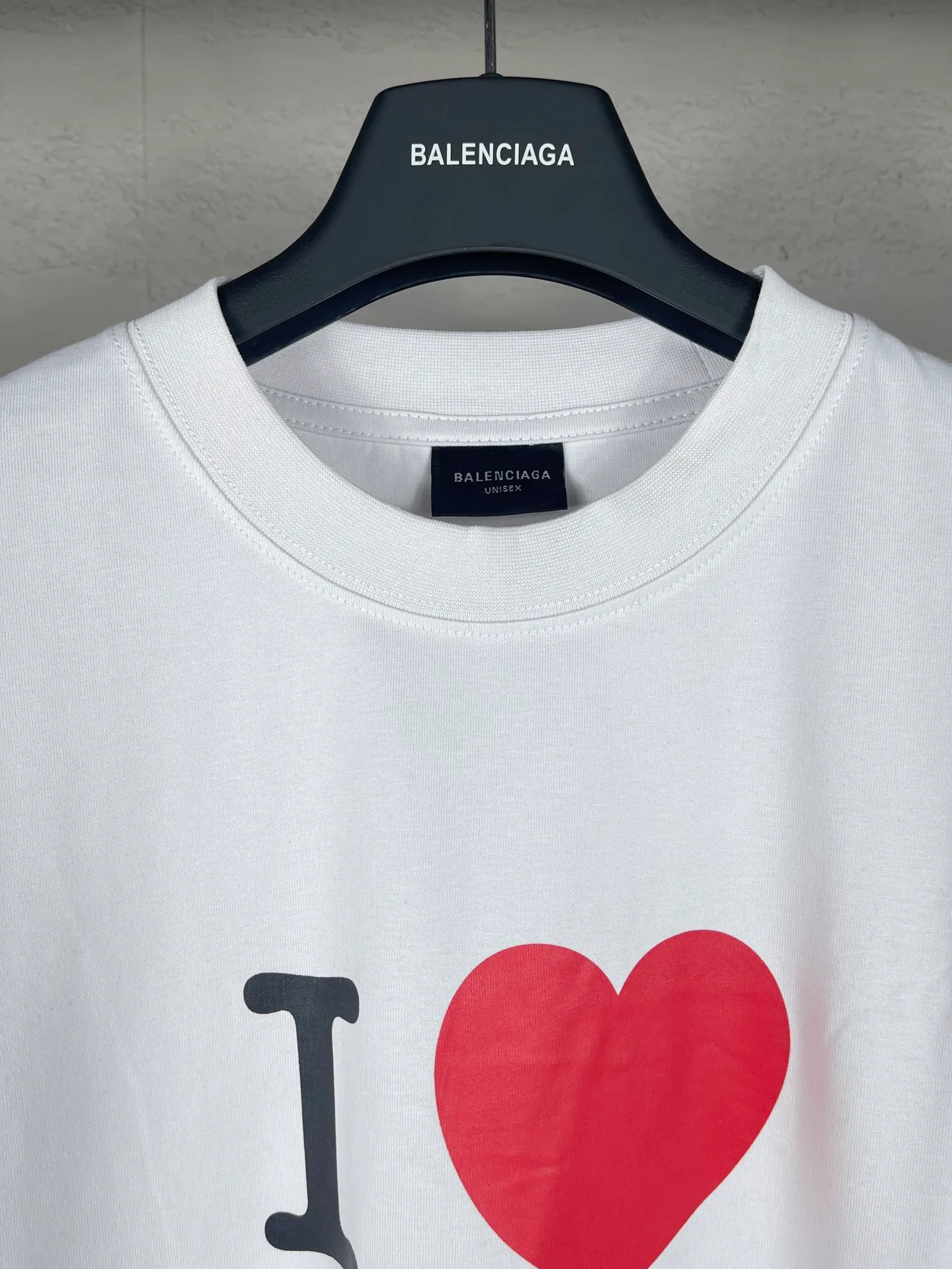 🅿️180 real photos [Top version. Official website quality] BALENCI*GA/Paris.SS24 latest model, front I Love Paris& Balenciaxx art printed short-sleeved T-shirt. Brick cabinet synchronization. Genuine product developed in the first time, happy to print and compare! The fabric is made of Paris ZP custom-woven and dyed cotton double yarn. Weighing 260 grams, the cloth surface is clean. The cloth pattern is clear, soft and comfortable. The threads are dyed with no color difference. The printing uses environmentally friendly imported materials. The letters are clear and the effect is three-dimensional. The version adopts OS loose shoulder design. Same style for men and women. Code: BL223395 Color: off-white, black, floral gray Size: XS S M L