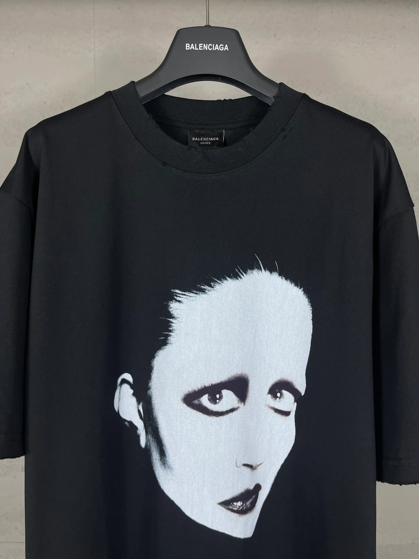 🅿️200 Actual pictures [Top version. Official website quality] BALENCI*GA/Paris co-branded musician Mini front and rear direct-injection printing worn distressed limited edition short-sleeved T-shirt #With NFC chip inside the back collar SS24 latest style. Research and development at the first time, different market currencies. Comparisons welcome. The fabric is made of Paris ZP custom-woven and dyed cotton double yarn. Weighing 260 grams, the cloth surface is clean. The cloth pattern is clear, soft and comfortable. The threads are dyed with no color difference. Printing adopts computer direct printing. The garments are washed and worn to make them look old. Chip included in back collar. Jubie market currency. Welcome to compare. The version adopts OS loose shoulder design. Same style for men and women. Code: BL223611 Color: Black Size: XS S M L