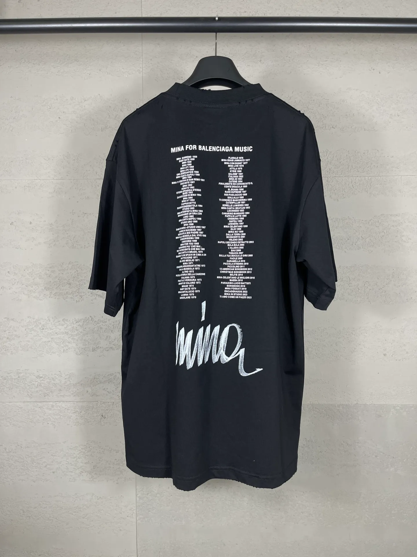 🅿️200 Actual pictures [Top version. Official website quality] BALENCI*GA/Paris co-branded musician Mini front and rear direct-injection printing worn distressed limited edition short-sleeved T-shirt #With NFC chip inside the back collar SS24 latest style. Research and development at the first time, different market currencies. Comparisons welcome. The fabric is made of Paris ZP custom-woven and dyed cotton double yarn. Weighing 260 grams, the cloth surface is clean. The cloth pattern is clear, soft and comfortable. The threads are dyed with no color difference. Printing adopts computer direct printing. The garments are washed and worn to make them look old. Chip included in back collar. Jubie market currency. Welcome to compare. The version adopts OS loose shoulder design. Same style for men and women. Code: BL223611 Color: Black Size: XS S M L