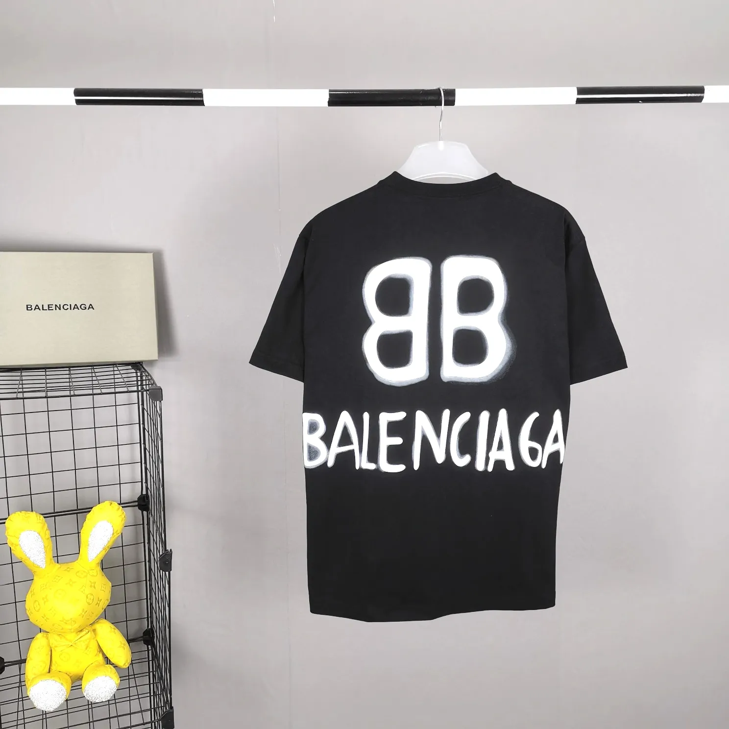 [Top tested version] BALENCIAGA back BB spray-painted luminous fluorescent cotton loose loose short-sleeved T-shirt for men and women couples. The graffiti BB on the back is simply amazing! The design of the luminous logo and the cool visual effects make it the brightest star at night. Do you want to own the same model every minute? The luminous effect will be perfect in the dark after being fully exposed to the light and absorbing the light source. Balenciaga uses a new double B logo and a simple embroidered logo to be low-key embellishment on T-shirts. When night falls, you are the most handsome boy on the street. The printing is made by adding imported environmentally friendly fluorescent agents, and the customized templates are hand-sprayed to create a visual illusion effect on the edges of the printing. The luminous effect is excellent. The chest printing is also produced using Japanese Tajima embroidery, with high precision and clear and neat letters. A full set of genuine one-to-one hangtags, code labels, washing, main wheat, and packaging! The fabric is made of 24S 280g double yarn fabric, which has good sweat absorption, breathability and full drape. Color: Black Size: XS-L P:260