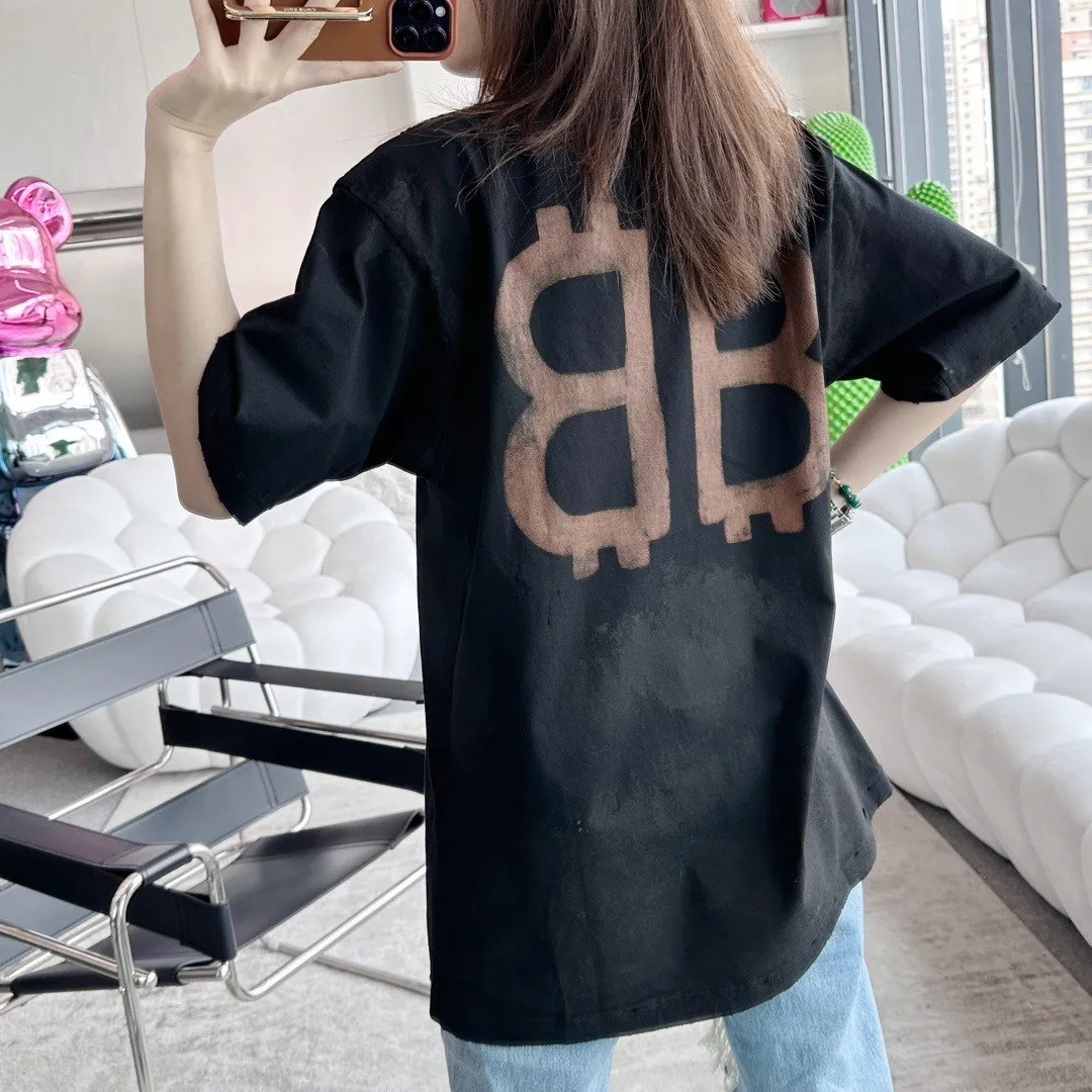 🎀Hot model pictures🎀【New arrival】Top version BALENCIAGA 23SS distressed and dirty orange double B mud dyed orange BB printed round neck pure cotton short-sleeved T-shirts for male and female couples stars. Use special dirty and distressed technology, artificially painted double B pattern, pure cotton soft fabric, color contrast dyeing fabric, ultra-fine flat screen printing process, full of fashion sense, custom dyeing pure cotton fabric 260g heavy worsted, breathable cotton fabric contrast dyeing The feel of cotton is strong at first hand. The yp version has not been changed. The small collar + short cuffs can be worn to create the effect of the model's upper body. The double B letter pattern is designed with old elements to create a dirty effect. Thermosetting ink printing uses chemical ink as the pigment. It needs high temperature drying to solidify the ink on the fabric. The unique dirty and holey old effect. The heavy pure cotton material is deliberately treated with local parts to create the effect of wear and tear, combined with the rust stains and pollution color effects to create a polluted appearance. Color; Black Size; XS-L p:280