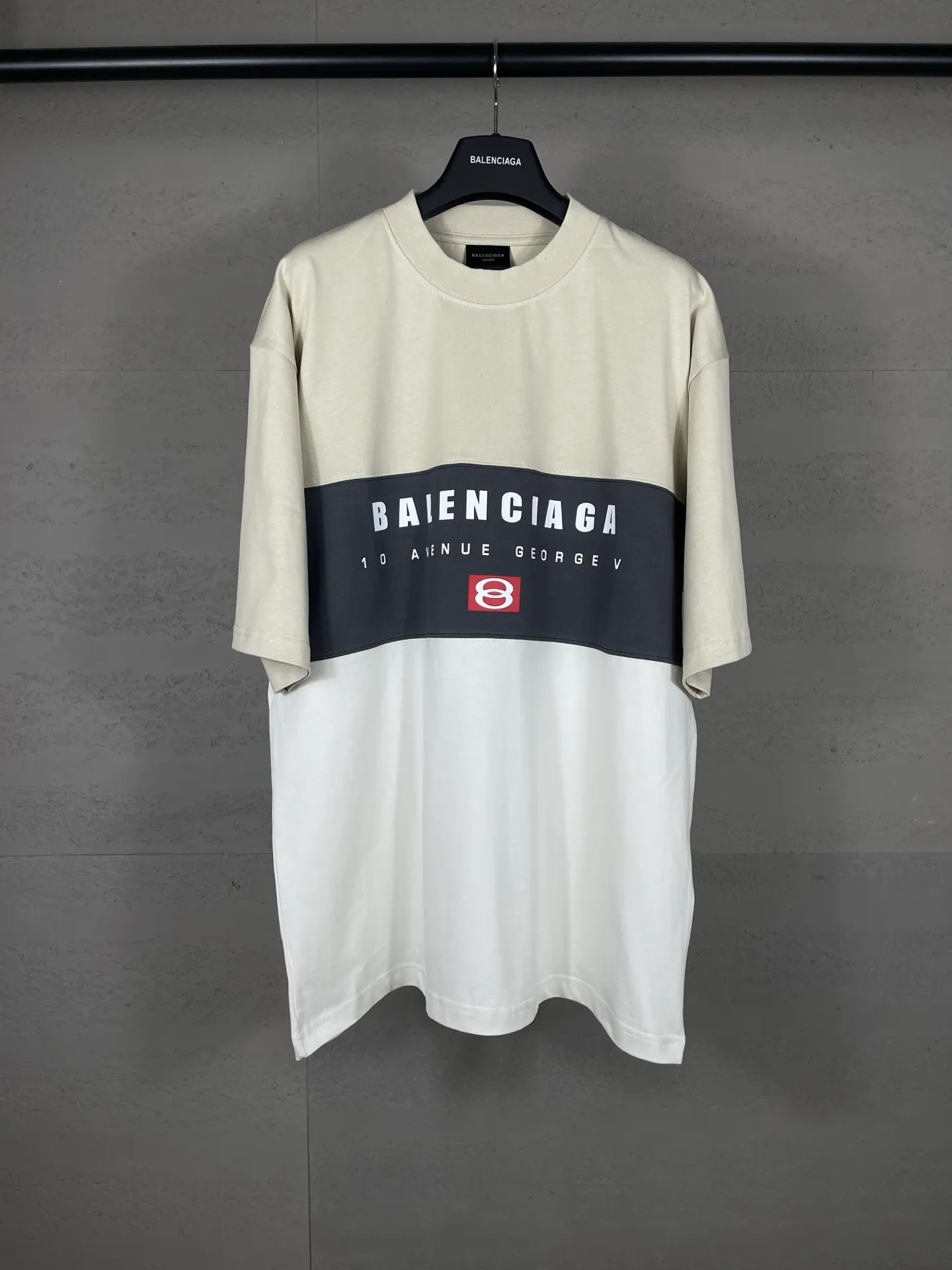 🅿️206 Actual pictures [Top version. Official website quality] BALENCI*GA/Paris.SS25 latest model. Color splicing series. New LOGO monogram printing. Spliced ​​short-sleeved T-shirt. Brick cabinet synchronization. Genuine development at the first time. The fabric is made of Paris ZP custom-woven and dyed cotton double yarn. Weighing 260 grams, the cloth surface is clean. The cloth pattern is clear, soft and comfortable. The threads are dyed with no color difference. The printing is made of environmentally friendly imported materials. The letters are clear and the effect is three-dimensional. The version adopts OS loose shoulder design. Same style for men and women. Code: BL253657 Color: black gray, apricot Size: XS S M L