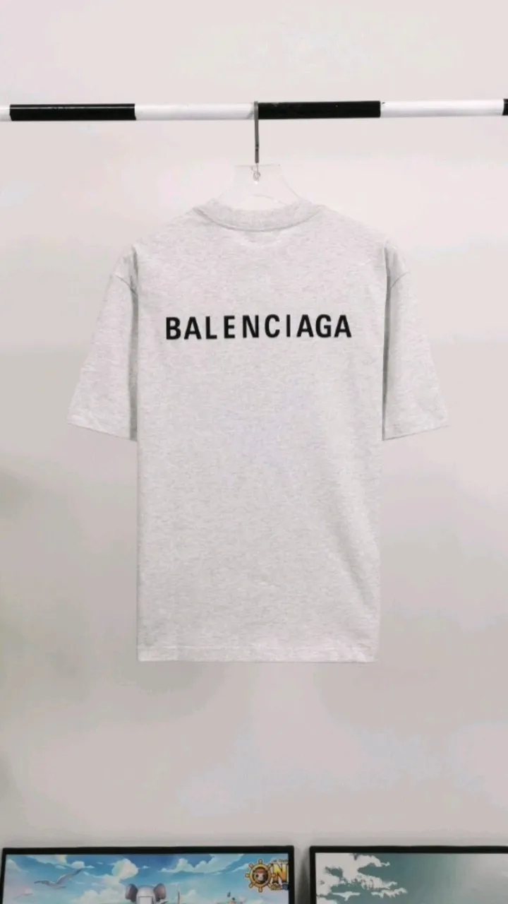 Real shot of the video————The top tested version of BALENCIAGA with large LOGO basic letters on the back, pure cotton, loose, same style, high-end short-sleeved T-shirt for male and female couples. The god of simplicity in Paris, a volume sought after by many stars. Lisa’s favorite basic short-sleeved Paris style, which has a very high appearance rate. Wear alone, paired with jeans, shorts, and sweatpants, it's a versatile style. Xiaohongshu, a hot item on INS, a must-have for Paris fans.  The printing uses white glue as a base, coupled with Kornit direct injection, which ensures the anchorage of the printing and machine washing without any pressure. However, everyone should pay attention to something. The printing of this model is not thick glue, and the printing surface is not shiny. Please pay attention to the importance of version. Don't make a pattern based on the pictures. If you don't have the original version, you won't be able to make it look one to one like the original version. At most, you can just make a look. It's just a piece of clothing without a soul. The fabric is made of 24S 260g double yarn pure cotton fabric. The threads and fabric are custom woven and dyed in the same style, without color difference.  A complete set of customized tags, collar tags, washed, plastic bags, and most importantly, a complete set of bags, tag codes, and codes are all authentic.  Color: White, Black, Royal Blue, Apricot, Floral Gray, Pink Size: XS-L P:240