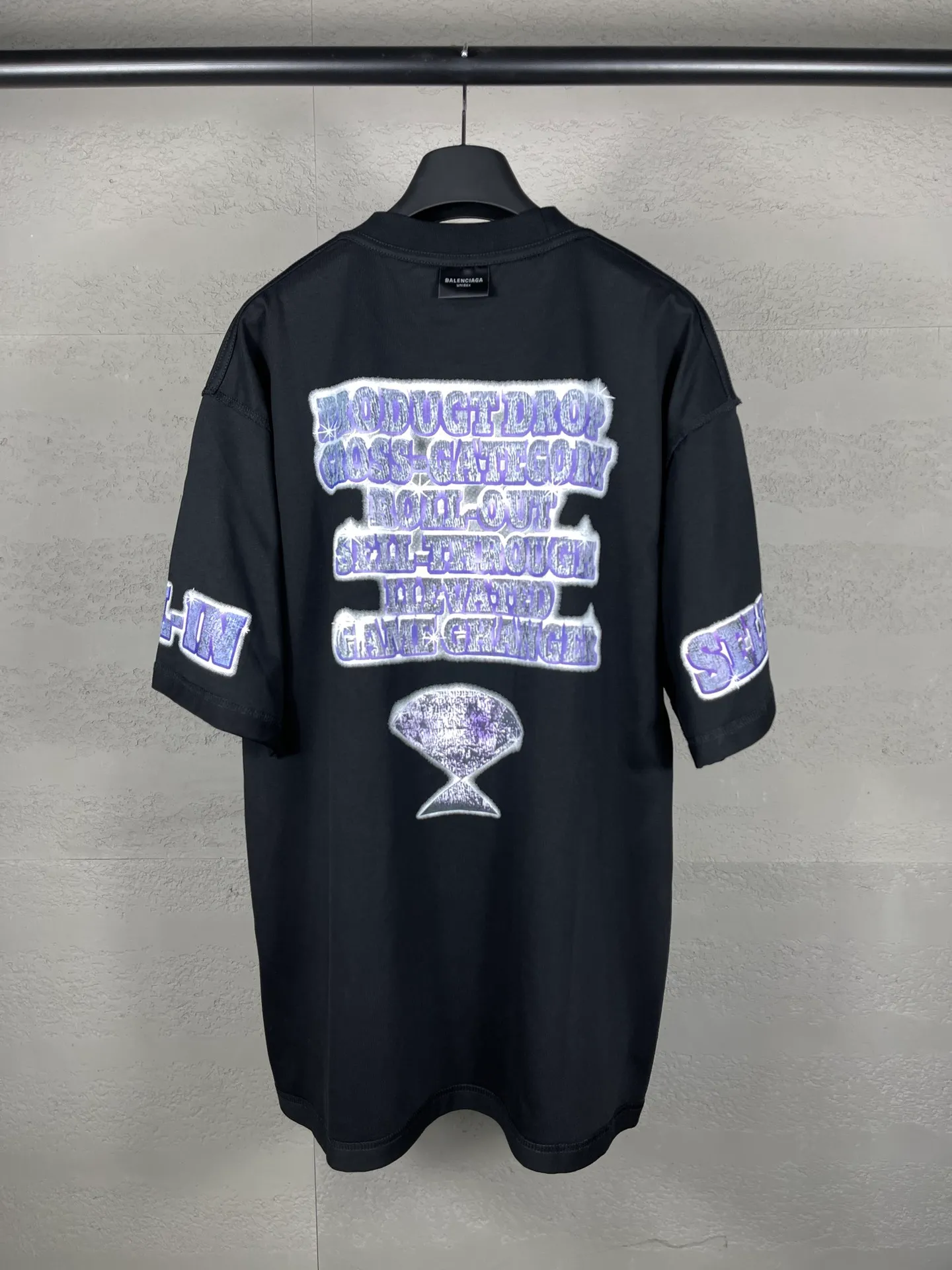 🅿️194 Actual pictures [Top version. Official website quality] BALENCI*GA/Paris. 2024. SEENOWBUYNOW new model. Large LOGO on the front, back, left and right sleeves, direct-printed washable T-shirt, using reverse bottom method, brick cabinet synchronization. Genuine product developed at the first time, welcome to compare! The fabric is made of Paris ZP custom-woven and dyed cotton double yarn. Weighing 260 grams, the cloth surface is clean. The cloth pattern is clear, soft and comfortable. The threads are dyed with no color difference. The classic LOGO is printed using imported machine-made white ink direct printing. The letters are clear and the effect is three-dimensional. Restore brick cabinets. Different market currencies, welcome to compare, the version adopts OS loose shoulder version. Same style for men and women Coding: BL223319 Color: Black Size: XS to L