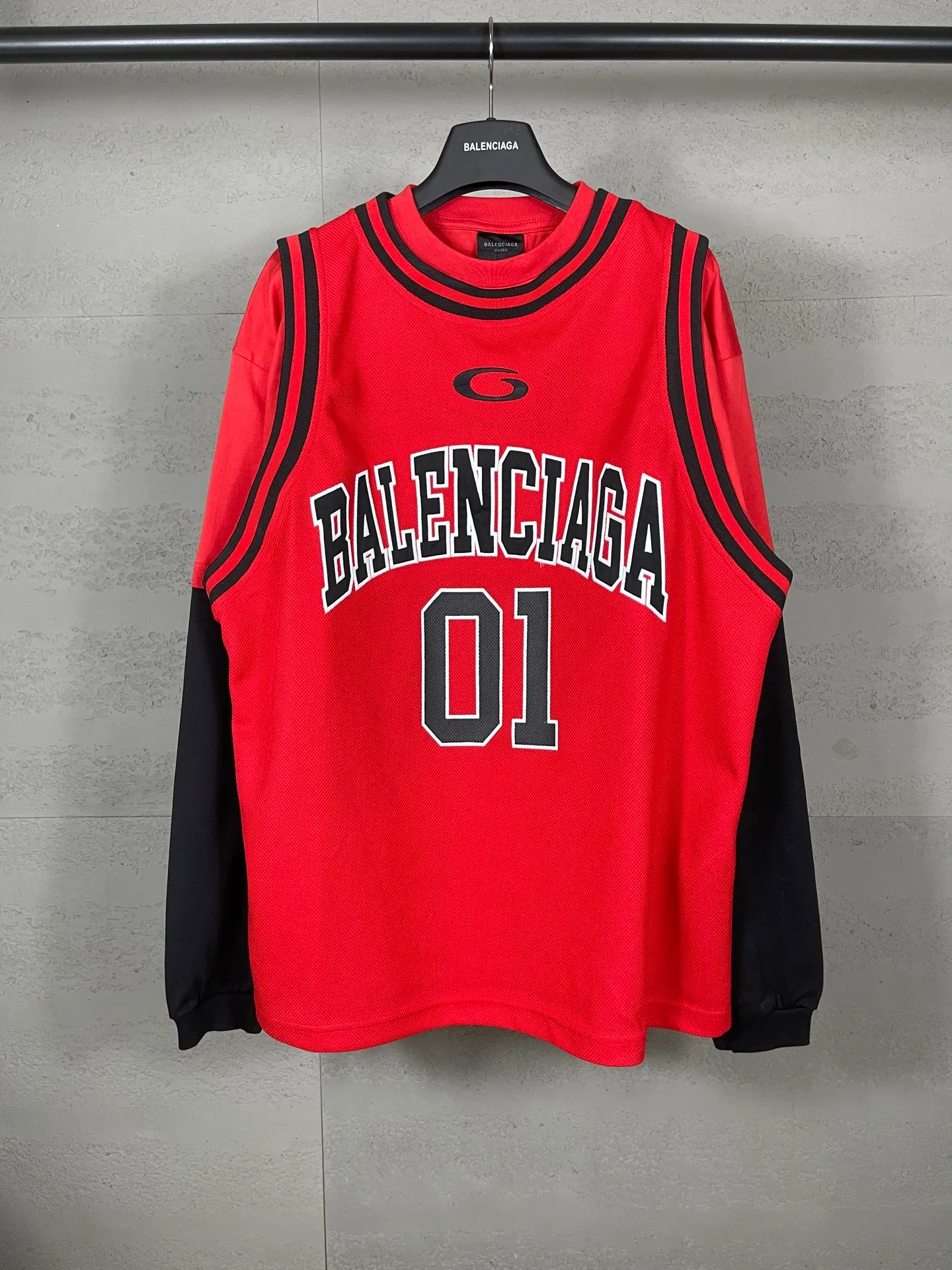 🅿️280 real photos [Top version. Official website quality] BALENCI*GA/Paris.SS25 latest basketball uniform fake 3-piece set of embroidered printed long-sleeved T-shirt. The vest is made of mesh. The front embroidery uses Tajima computer embroidery machine to patch embroidery and print, and the back piece is printed. Extra heavy craftsmanship. Brick cabinets are synchronized. Genuine products are developed at the first time. The fabric is made of Paris ZP custom-woven and dyed cotton double yarn. The weight is 260 grams, the cloth surface is clean, the cloth pattern is clear, soft and comfortable, and the vest is made of mesh. The threads are dyed with no color difference. The printing uses environmentally friendly imported materials, the letters are clear and the effect is three-dimensional. The version adopts OS loose shoulder design. Same style for men and women. Code: BL255089 Color: Cailan Red Size: XS S M L