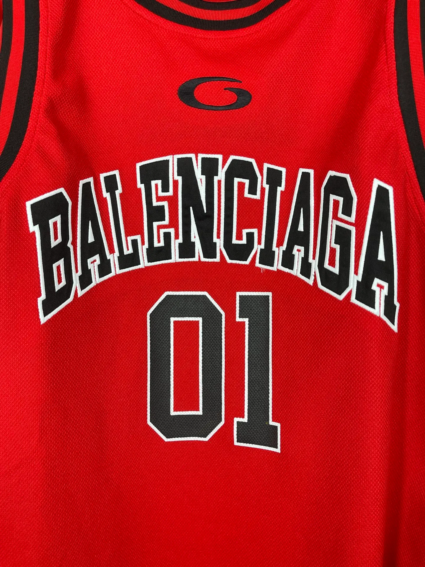 🅿️280 real photos [Top version. Official website quality] BALENCI*GA/Paris.SS25 latest basketball uniform fake 3-piece set of embroidered printed long-sleeved T-shirt. The vest is made of mesh. The front embroidery uses Tajima computer embroidery machine to patch embroidery and print, and the back piece is printed. Extra heavy craftsmanship. Brick cabinets are synchronized. Genuine products are developed at the first time. The fabric is made of Paris ZP custom-woven and dyed cotton double yarn. The weight is 260 grams, the cloth surface is clean, the cloth pattern is clear, soft and comfortable, and the vest is made of mesh. The threads are dyed with no color difference. The printing uses environmentally friendly imported materials, the letters are clear and the effect is three-dimensional. The version adopts OS loose shoulder design. Same style for men and women. Code: BL255089 Color: Cailan Red Size: XS S M L