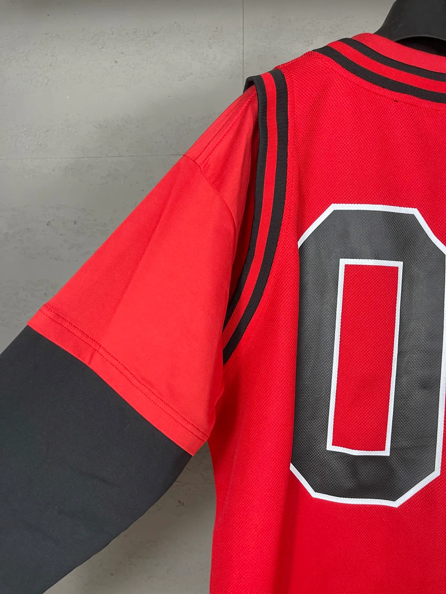 🅿️280 real photos [Top version. Official website quality] BALENCI*GA/Paris.SS25 latest basketball uniform fake 3-piece set of embroidered printed long-sleeved T-shirt. The vest is made of mesh. The front embroidery uses Tajima computer embroidery machine to patch embroidery and print, and the back piece is printed. Extra heavy craftsmanship. Brick cabinets are synchronized. Genuine products are developed at the first time. The fabric is made of Paris ZP custom-woven and dyed cotton double yarn. The weight is 260 grams, the cloth surface is clean, the cloth pattern is clear, soft and comfortable, and the vest is made of mesh. The threads are dyed with no color difference. The printing uses environmentally friendly imported materials, the letters are clear and the effect is three-dimensional. The version adopts OS loose shoulder design. Same style for men and women. Code: BL255089 Color: Cailan Red Size: XS S M L