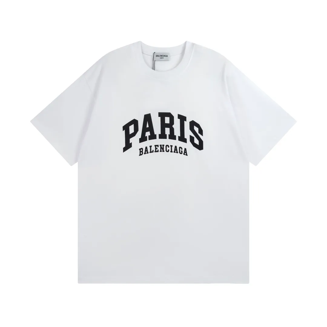 🅿️160 Detailed Picture [Top version. Official website quality] BALENCI*GA/Paris. Front-printed PARIS short-sleeved T-shirt. Brick cabinet synchronization. The fabric is made of Paris ZP custom-woven and dyed 100% cotton double yarn compact cotton. The weight is 260 grams, the cloth surface is clean. The cloth pattern is clear, soft and comfortable. The threads are dyed with no color difference. The classic LOGO is printed with environmentally friendly imported materials and precision printing screens. The letters are clear and the effect is three-dimensional, restoring the brick cabinet. Different market currencies, welcome to compare. The version adopts OS loose shoulder design. Same style for men and women. Code: BL223055 Color: white, black, army green, dark green Size: XS to L