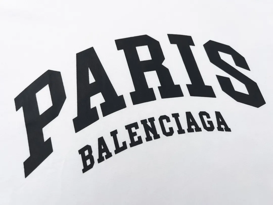 🅿️160 Detailed Picture [Top version. Official website quality] BALENCI*GA/Paris. Front-printed PARIS short-sleeved T-shirt. Brick cabinet synchronization. The fabric is made of Paris ZP custom-woven and dyed 100% cotton double yarn compact cotton. The weight is 260 grams, the cloth surface is clean. The cloth pattern is clear, soft and comfortable. The threads are dyed with no color difference. The classic LOGO is printed with environmentally friendly imported materials and precision printing screens. The letters are clear and the effect is three-dimensional, restoring the brick cabinet. Different market currencies, welcome to compare. The version adopts OS loose shoulder design. Same style for men and women. Code: BL223055 Color: white, black, army green, dark green Size: XS to L