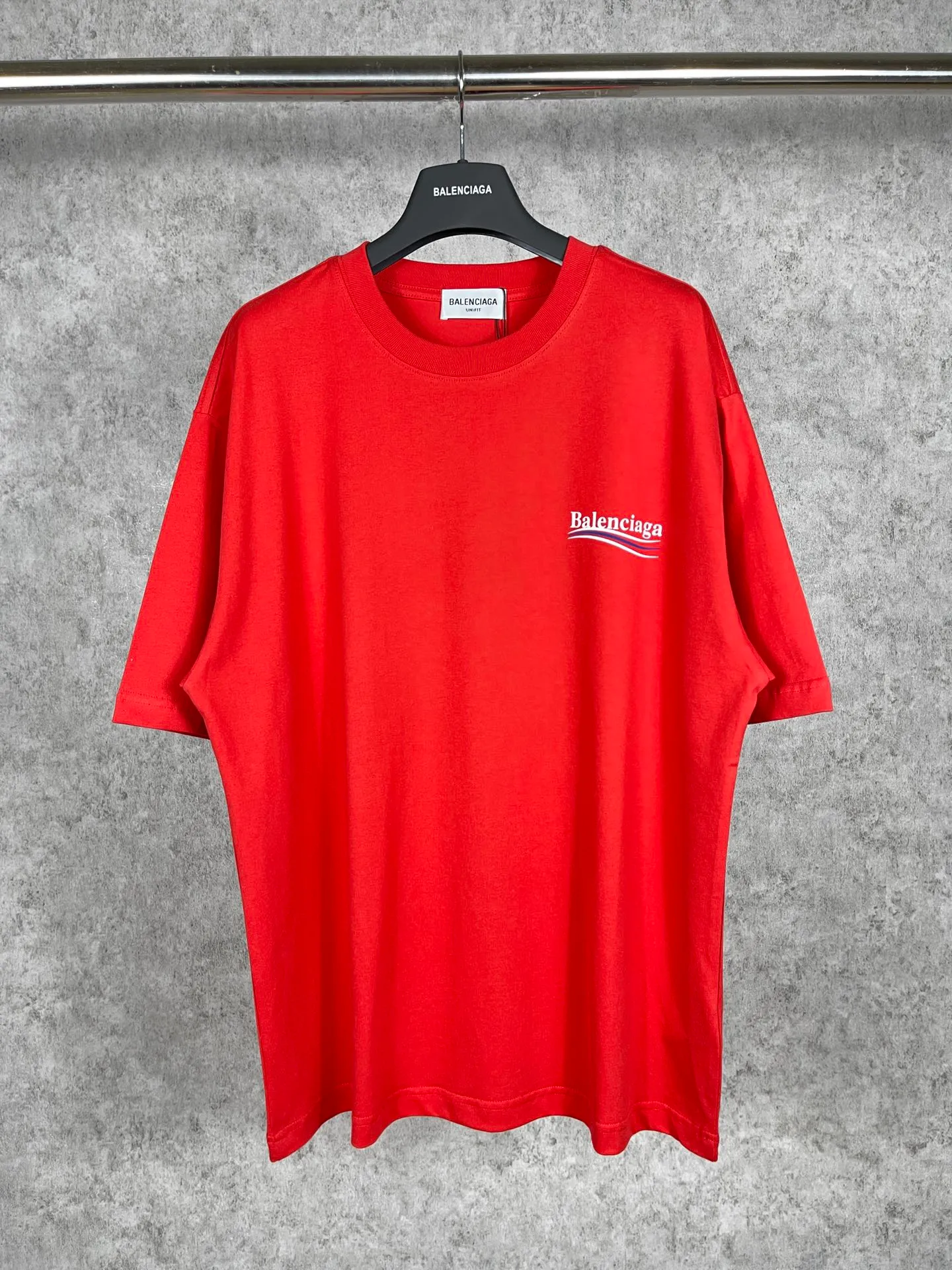 🅿️166 Real photos [Top version. Official website quality] BALENCI*GA/Paris#Classic, Coke printed short-sleeved T-shirt# The fabric is made of Paris ZP custom-woven and dyed cotton double yarn. Weighing 260 grams, the cloth surface is clean. The cloth pattern is clear, soft and comfortable. The threads are dyed with no color difference. The classic pattern printing uses environmentally friendly imported glue and precision stencil. The letters are clear. No burrs. The three-dimensional effect is strong. All colors are synchronized with the brick cabinets, custom woven and dyed, and will not fade. Different market currencies. The version adopts OS loose shoulder style. Same style for men and women. Code: BL223029 Color: white, black, yellow, red, gray, gray orchid, blue, military green, navy. Size: XS to L