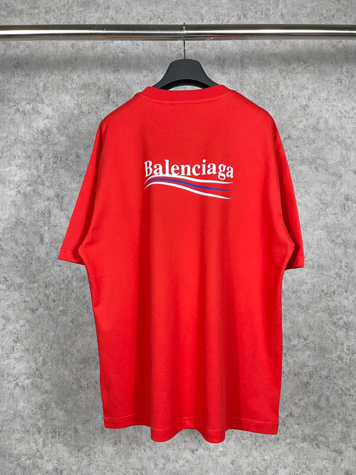 🅿️166 Real photos [Top version. Official website quality] BALENCI*GA/Paris#Classic, Coke printed short-sleeved T-shirt# The fabric is made of Paris ZP custom-woven and dyed cotton double yarn. Weighing 260 grams, the cloth surface is clean. The cloth pattern is clear, soft and comfortable. The threads are dyed with no color difference. The classic pattern printing uses environmentally friendly imported glue and precision stencil. The letters are clear. No burrs. The three-dimensional effect is strong. All colors are synchronized with the brick cabinets, custom woven and dyed, and will not fade. Different market currencies. The version adopts OS loose shoulder style. Same style for men and women. Code: BL223029 Color: white, black, yellow, red, gray, gray orchid, blue, military green, navy. Size: XS to L