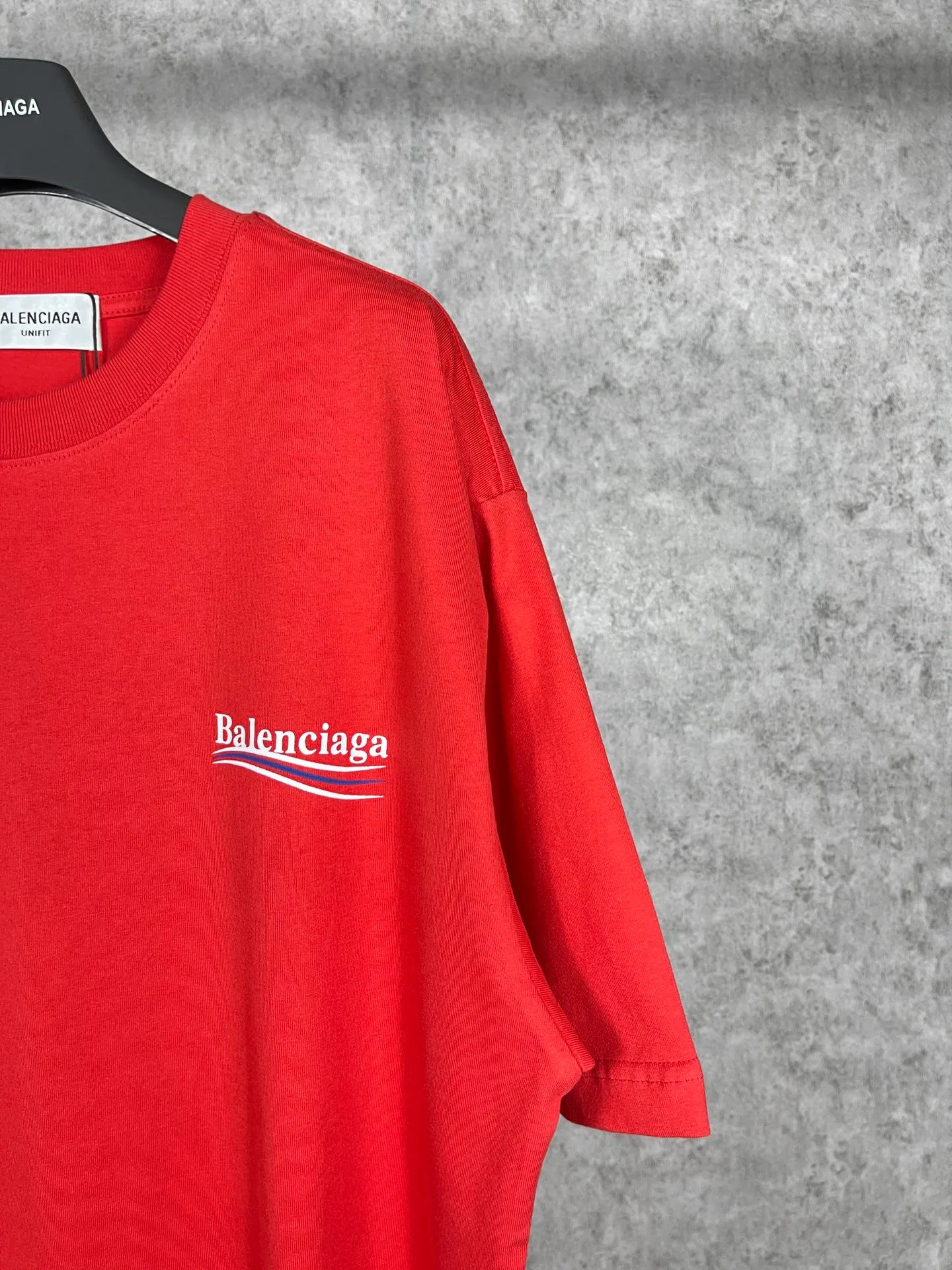 🅿️166 Real photos [Top version. Official website quality] BALENCI*GA/Paris#Classic, Coke printed short-sleeved T-shirt# The fabric is made of Paris ZP custom-woven and dyed cotton double yarn. Weighing 260 grams, the cloth surface is clean. The cloth pattern is clear, soft and comfortable. The threads are dyed with no color difference. The classic pattern printing uses environmentally friendly imported glue and precision stencil. The letters are clear. No burrs. The three-dimensional effect is strong. All colors are synchronized with the brick cabinets, custom woven and dyed, and will not fade. Different market currencies. The version adopts OS loose shoulder style. Same style for men and women. Code: BL223029 Color: white, black, yellow, red, gray, gray orchid, blue, military green, navy. Size: XS to L