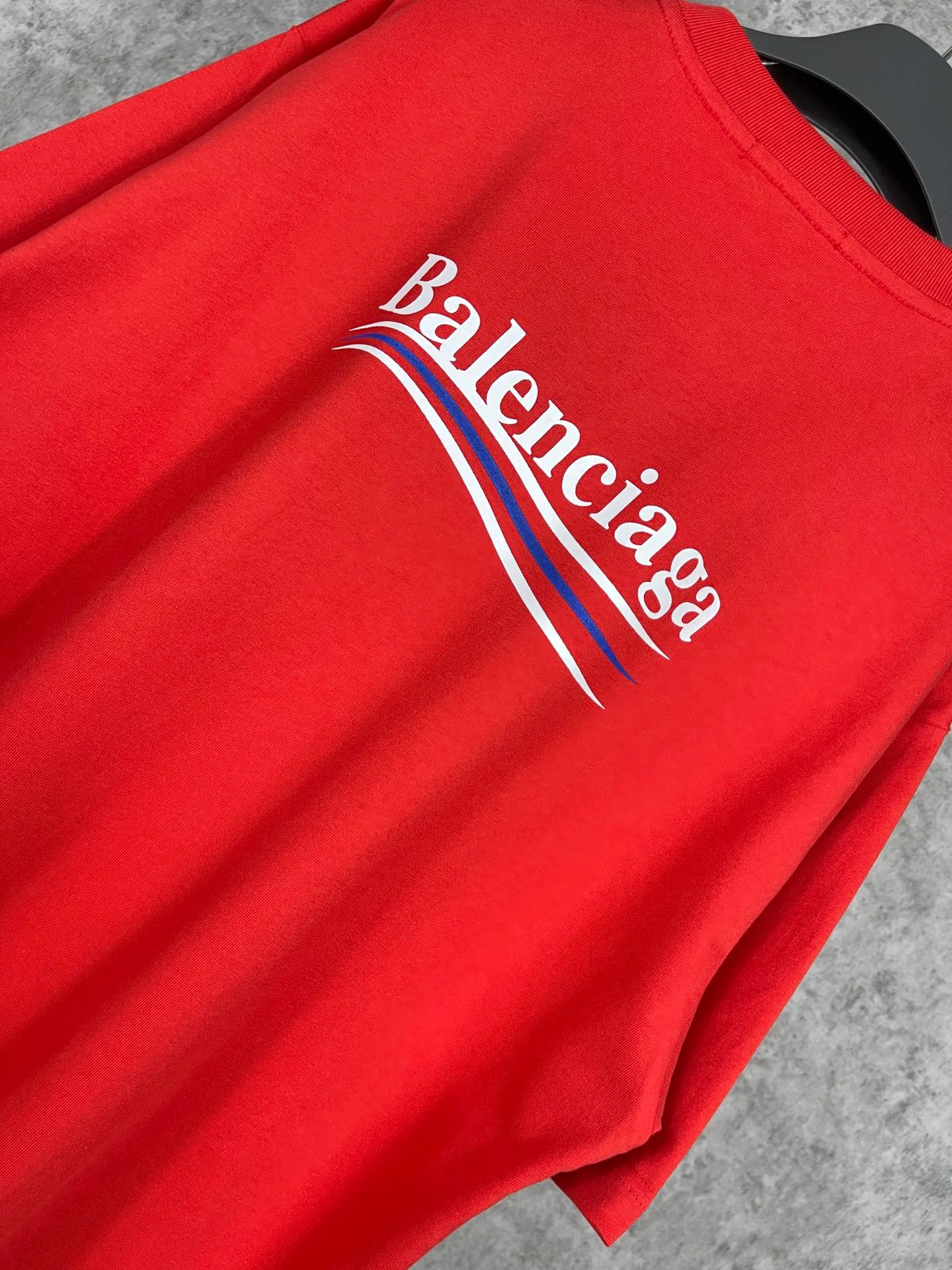 🅿️166 Real photos [Top version. Official website quality] BALENCI*GA/Paris#Classic, Coke printed short-sleeved T-shirt# The fabric is made of Paris ZP custom-woven and dyed cotton double yarn. Weighing 260 grams, the cloth surface is clean. The cloth pattern is clear, soft and comfortable. The threads are dyed with no color difference. The classic pattern printing uses environmentally friendly imported glue and precision stencil. The letters are clear. No burrs. The three-dimensional effect is strong. All colors are synchronized with the brick cabinets, custom woven and dyed, and will not fade. Different market currencies. The version adopts OS loose shoulder style. Same style for men and women. Code: BL223029 Color: white, black, yellow, red, gray, gray orchid, blue, military green, navy. Size: XS to L