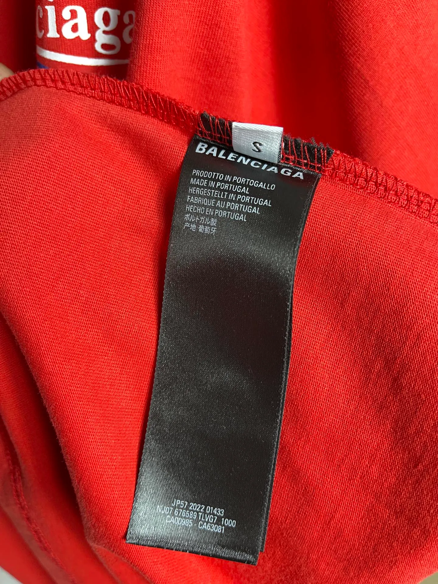 🅿️166 Real photos [Top version. Official website quality] BALENCI*GA/Paris#Classic, Coke printed short-sleeved T-shirt# The fabric is made of Paris ZP custom-woven and dyed cotton double yarn. Weighing 260 grams, the cloth surface is clean. The cloth pattern is clear, soft and comfortable. The threads are dyed with no color difference. The classic pattern printing uses environmentally friendly imported glue and precision stencil. The letters are clear. No burrs. The three-dimensional effect is strong. All colors are synchronized with the brick cabinets, custom woven and dyed, and will not fade. Different market currencies. The version adopts OS loose shoulder style. Same style for men and women. Code: BL223029 Color: white, black, yellow, red, gray, gray orchid, blue, military green, navy. Size: XS to L