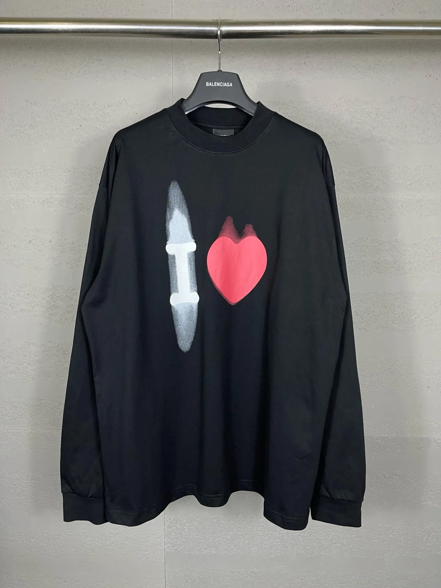 🅿️210 real photos [Top version. Official website quality] BALENCI*GA/Paris BALENCI*GA#520. Limited to the latest model, 520 love. Classic LOGO long-sleeved T-shirt embroidered on the back neck. Brick cabinet synchronization, genuine product development at the first time, welcome to compare. The fabric is made of Paris ZP custom-woven and dyed 100% cotton double-yarn compact cotton. The weight is 260 grams. The cloth surface is clean. The cloth pattern is clear. It is soft and comfortable. It has good color fastness and is not easy to change color. The threads are woven and dyed with no color difference. The printing uses computer direct printing, and the rib embroidery on the back collar has a three-dimensional effect. The version adopts the OS loose shoulder style. Same style for men and women. Code: BL225015 Color: black, off-white Size: XS S M L