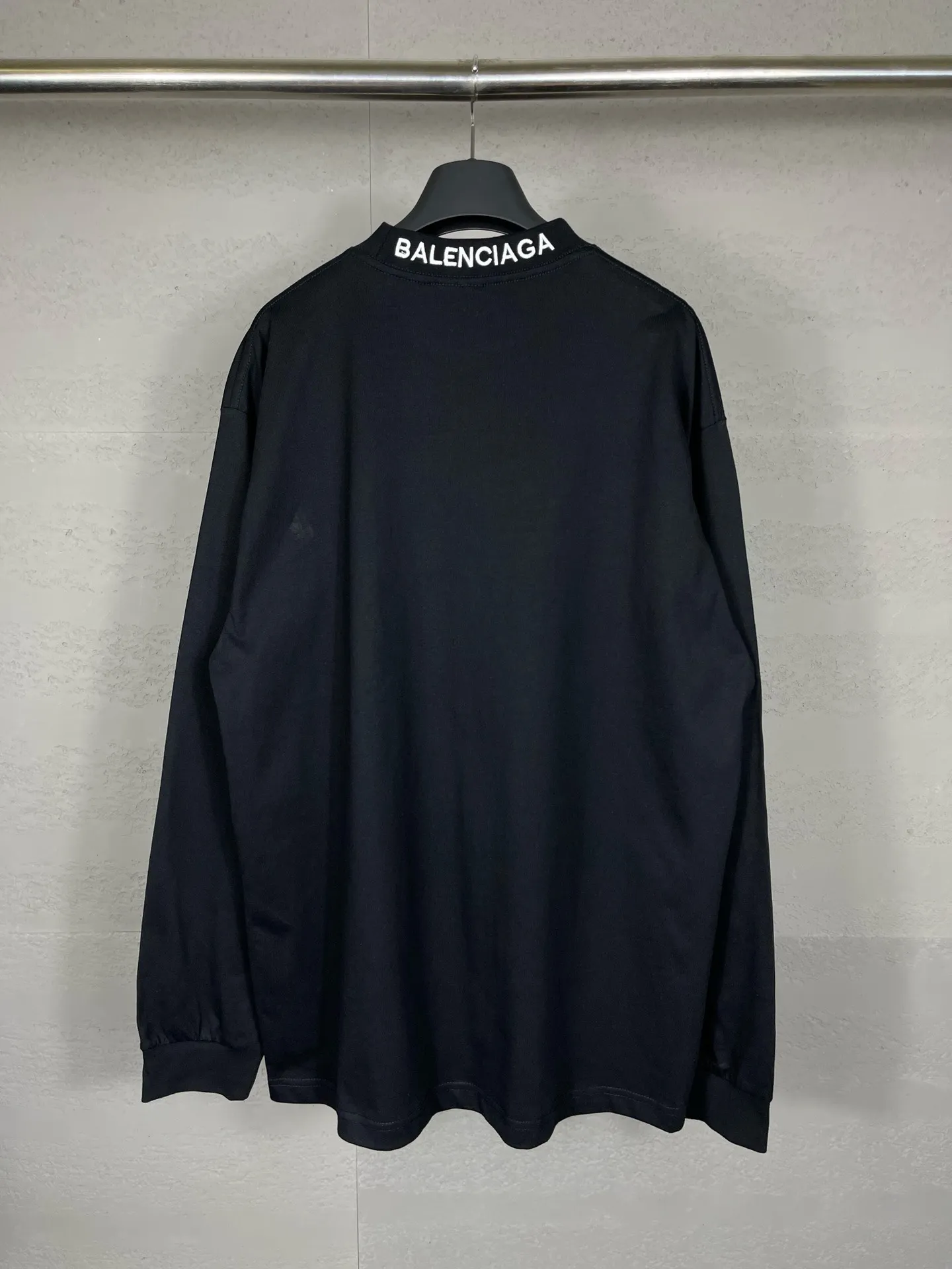 🅿️210 real photos [Top version. Official website quality] BALENCI*GA/Paris BALENCI*GA#520. Limited to the latest model, 520 love. Classic LOGO long-sleeved T-shirt embroidered on the back neck. Brick cabinet synchronization, genuine product development at the first time, welcome to compare. The fabric is made of Paris ZP custom-woven and dyed 100% cotton double-yarn compact cotton. The weight is 260 grams. The cloth surface is clean. The cloth pattern is clear. It is soft and comfortable. It has good color fastness and is not easy to change color. The threads are woven and dyed with no color difference. The printing uses computer direct printing, and the rib embroidery on the back collar has a three-dimensional effect. The version adopts the OS loose shoulder style. Same style for men and women. Code: BL225015 Color: black, off-white Size: XS S M L